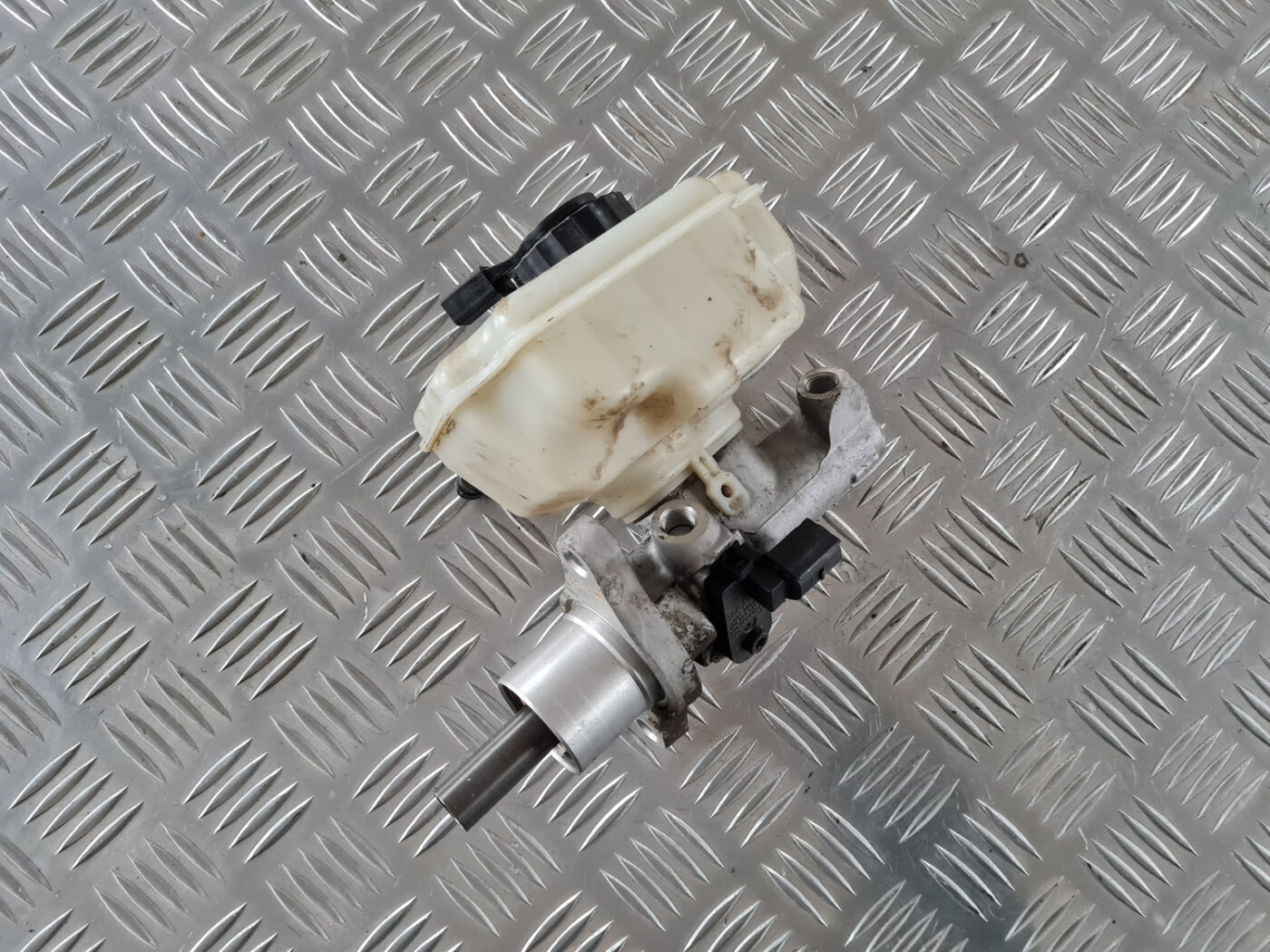 Bremžu pastiprinātāja galvenais cilindrs priekš ŠKODA OCTAVIA 2007