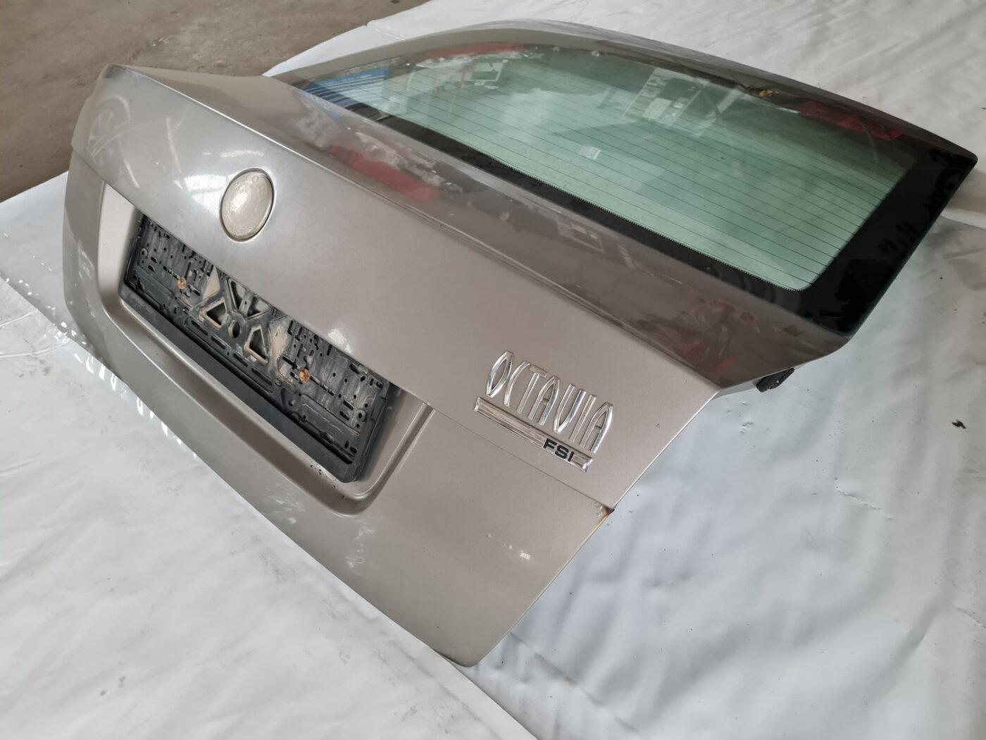 Bagāžnieka vāks priekš ŠKODA OCTAVIA 2007 14 Bagāžnieka vāks priekš ŠKODA OCTAVIA 2007
