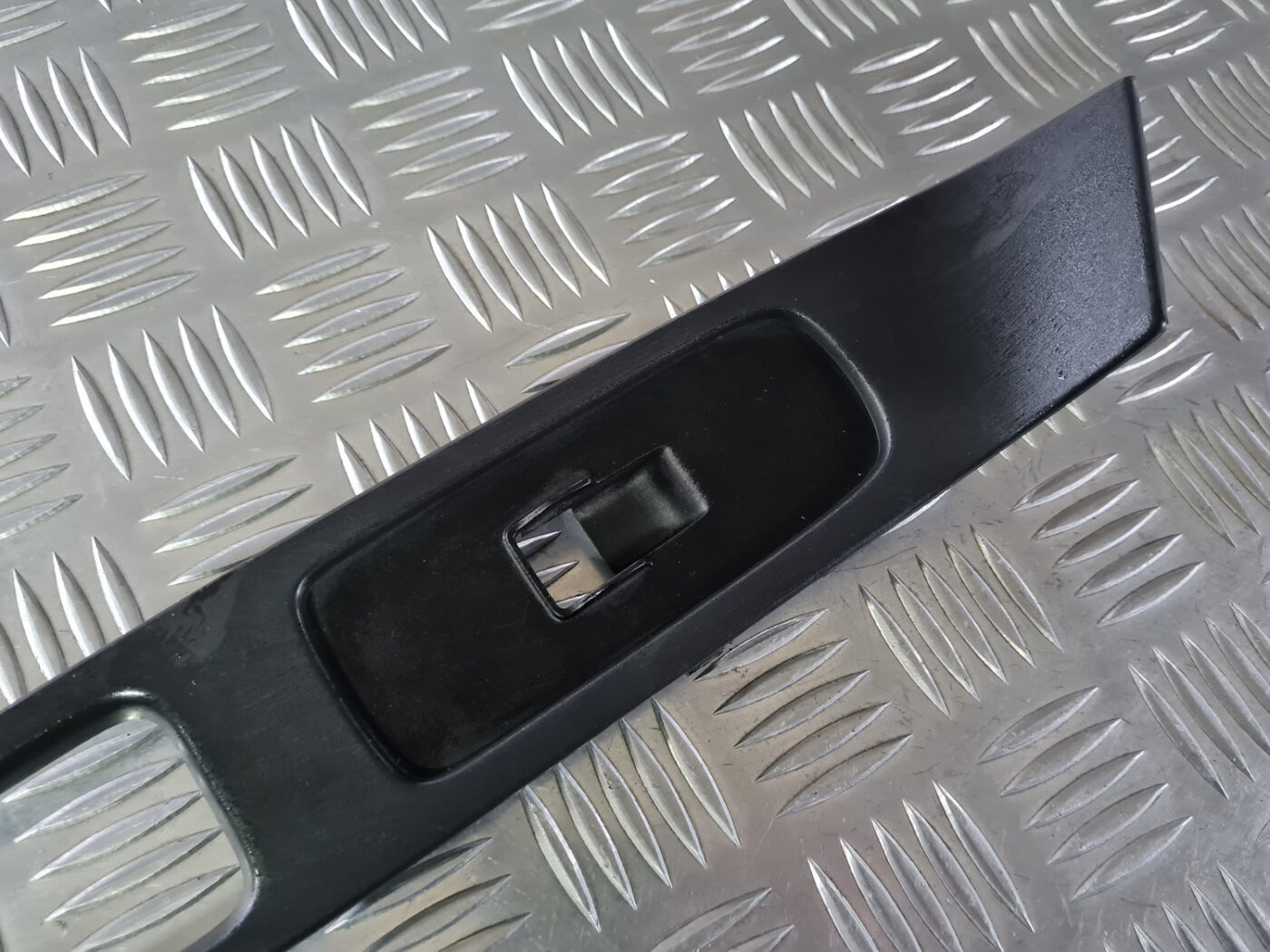 Durvju apdares uzlika priekš VOLVO XC 60 2009 2 Durvju apdares uzlika priekš VOLVO XC 60 2009