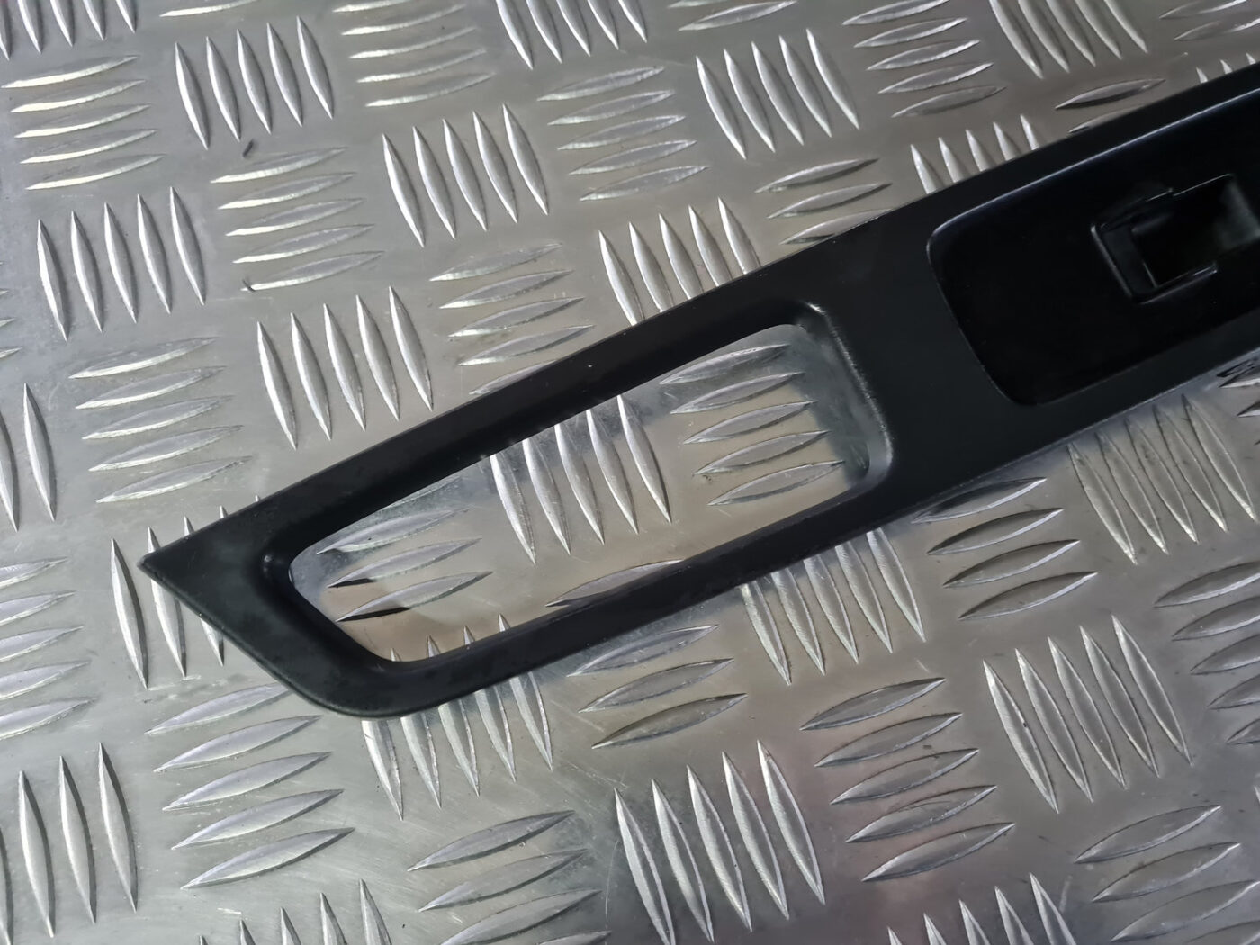 Durvju apdares uzlika priekš VOLVO XC 60 2009 8 Durvju apdares uzlika priekš VOLVO XC 60 2009