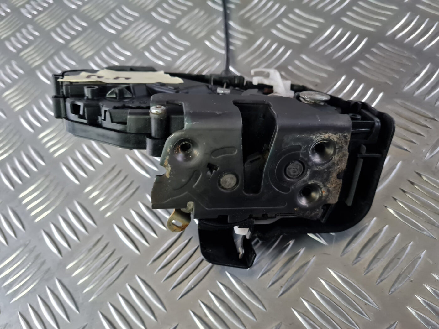 Priekšējo labo durvju slēdzene priekš VOLVO XC 60 2009 5 Priekšējo labo durvju slēdzene priekš VOLVO XC 60 2009