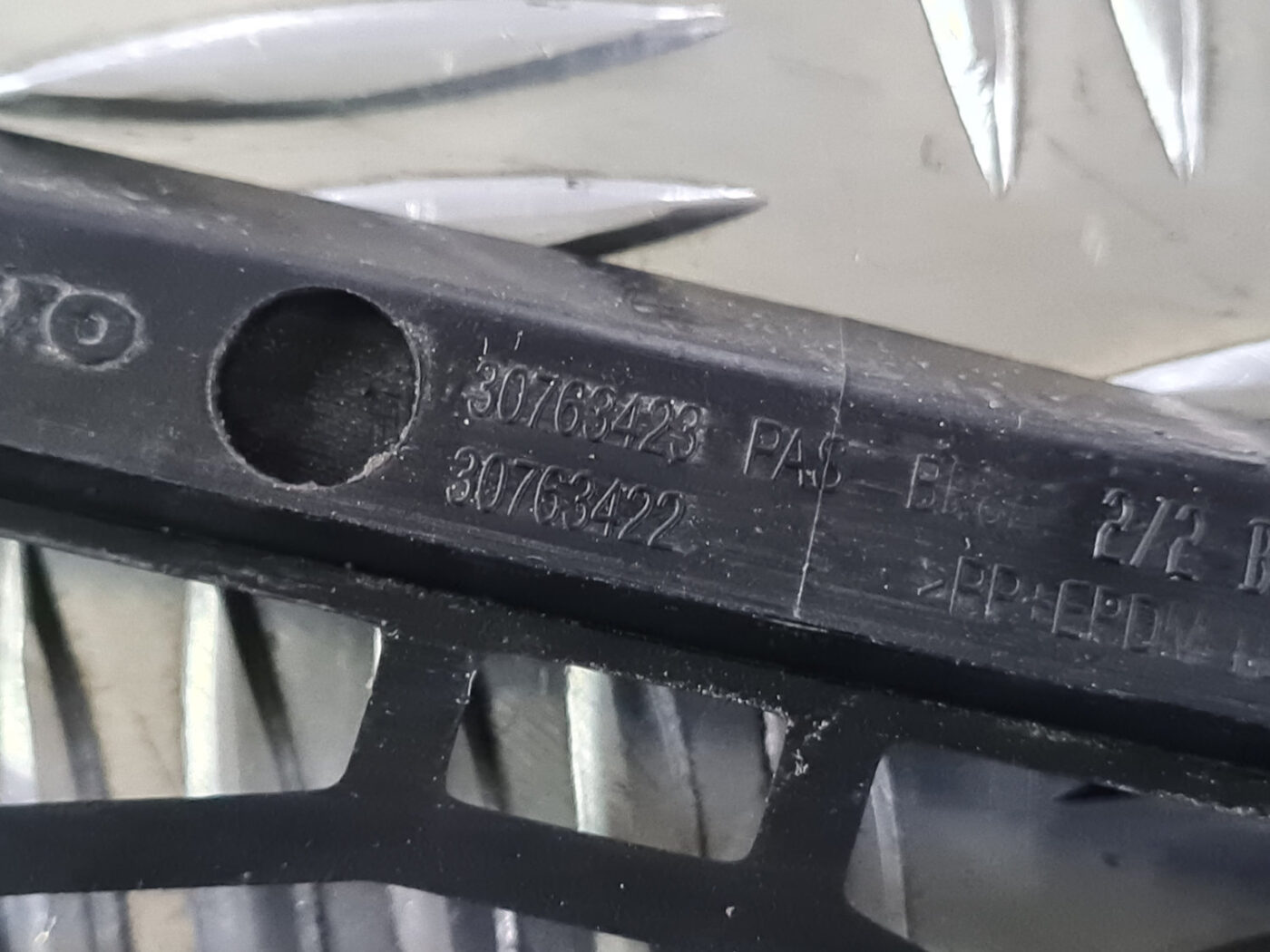 Bufera reste priekš VOLVO XC 60 2009 3 Bufera reste priekš VOLVO XC 60 2009