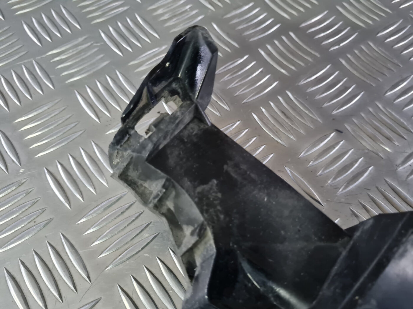 Lukturu mazgātāja sprauslas kronšteins priekš VOLVO XC 60 2009