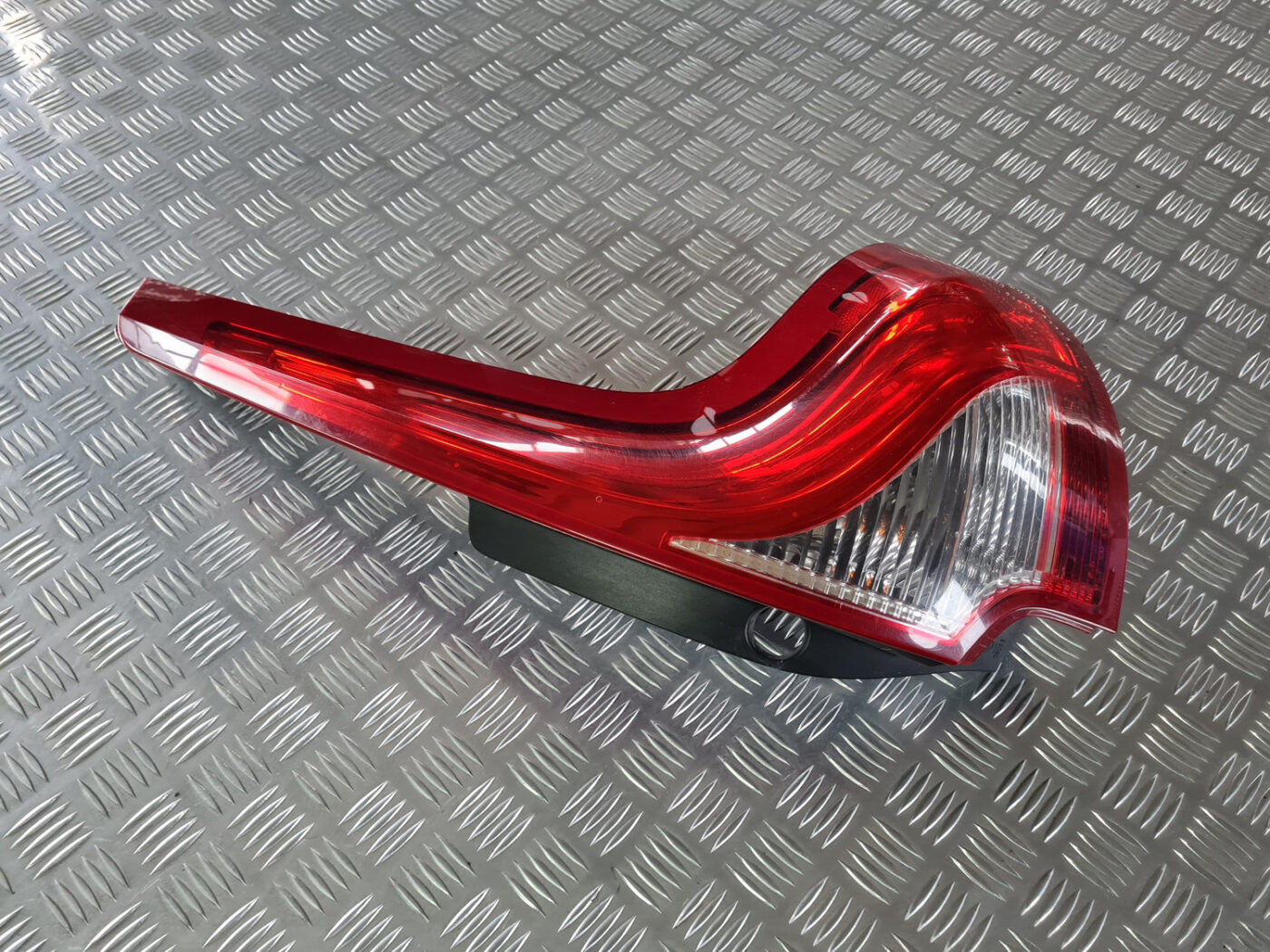 Aizmugurējais labais lukturis priekš VOLVO XC 60 2009