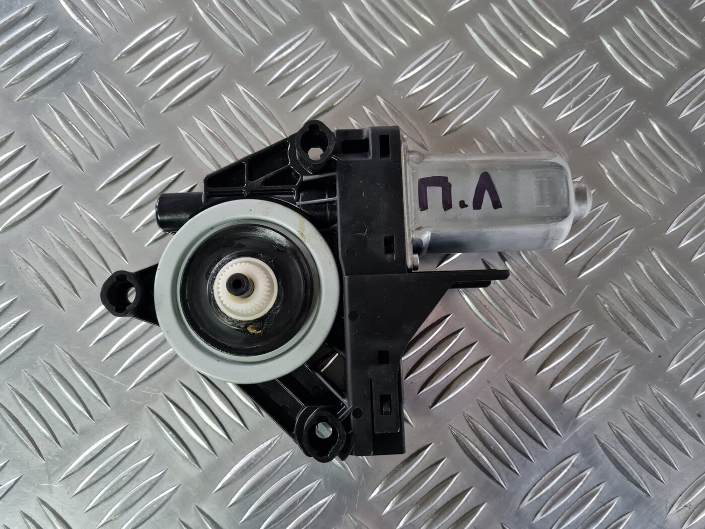 Elektrisko stiklu motors priekš VOLVO XC 60 2009 2 Elektrisko stiklu motors priekš VOLVO XC 60 2009