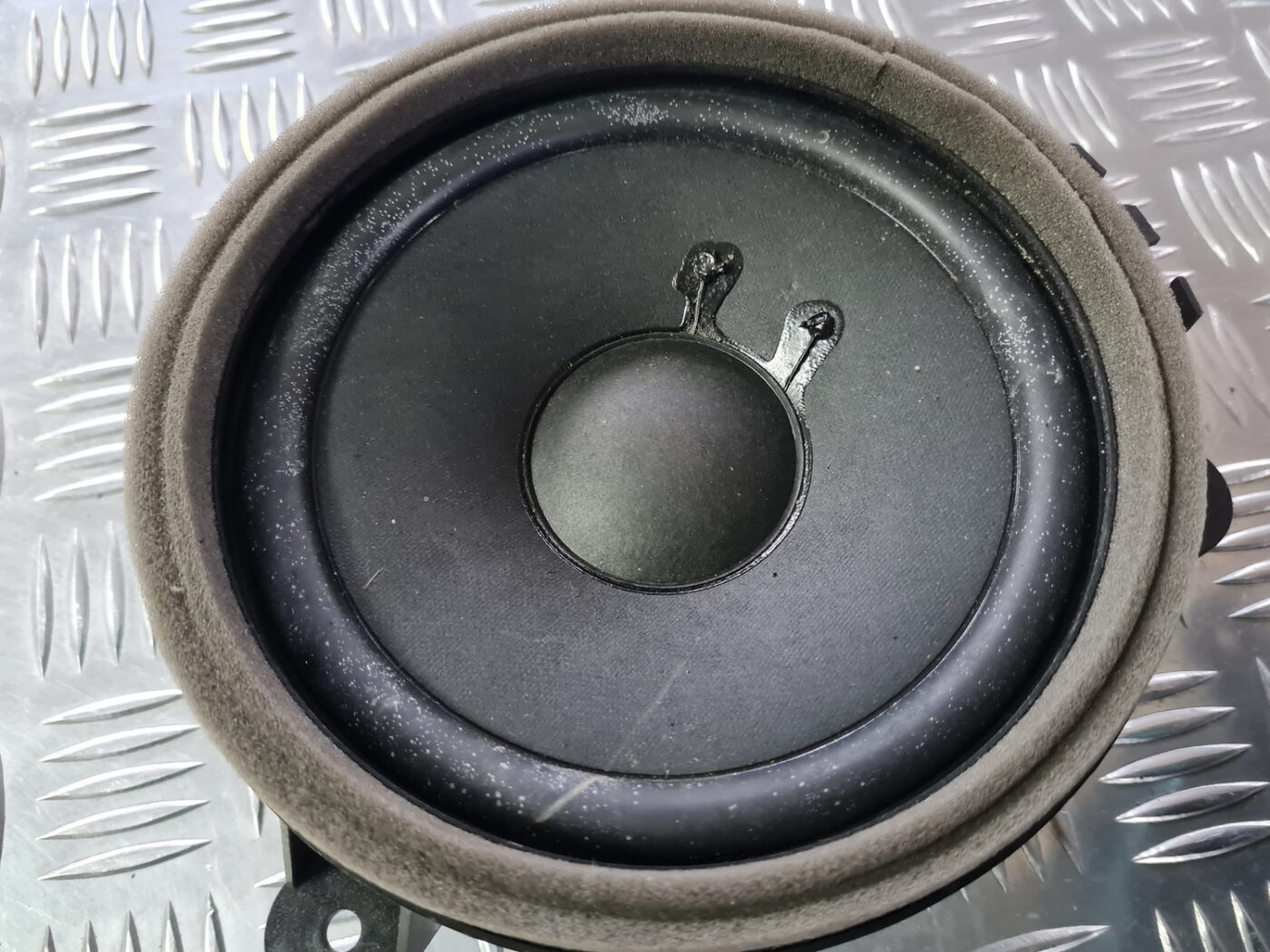 Durvju skaļrunis, apakšā priekš VOLVO XC 60 2009