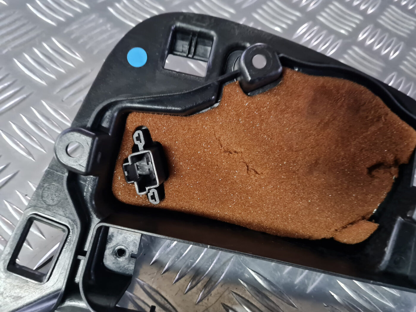 Displeja apdare (uz paneļa) priekš VOLVO XC 60 2009 4 Displeja apdare (uz paneļa) priekš VOLVO XC 60 2009