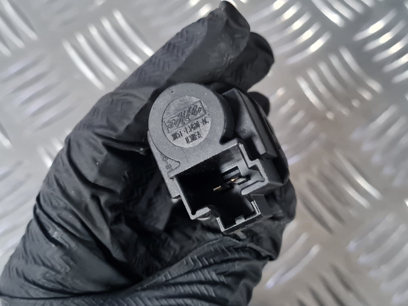 Bremžu signāla slēdzis priekš VOLVO XC 60 2009 2 Bremžu signāla slēdzis priekš VOLVO XC 60 2009