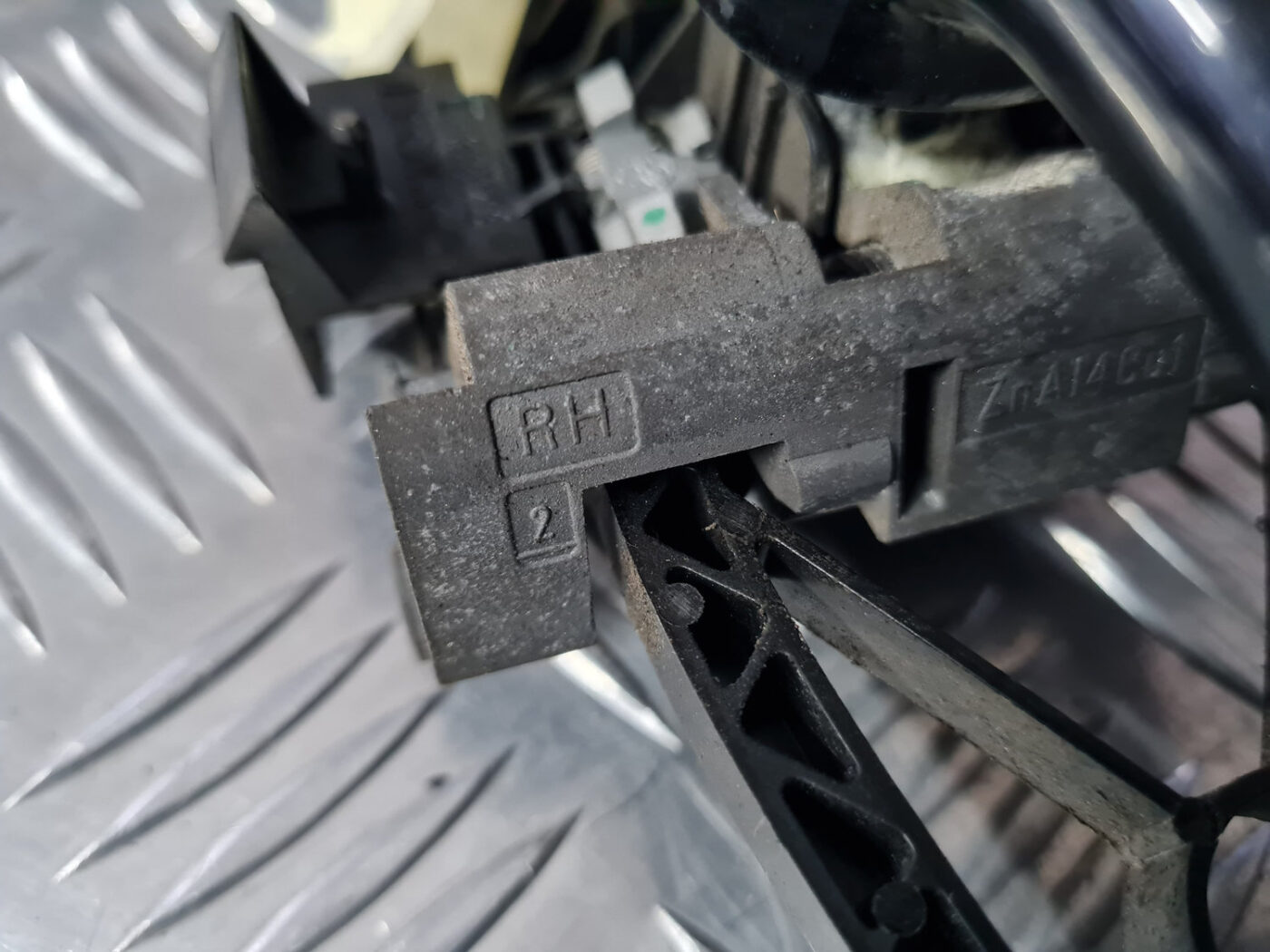 Aizmugurējāis labais durvju rokturis priekš VOLVO XC 60 2009 4 Aizmugurējāis labais durvju rokturis priekš VOLVO XC 60 2009