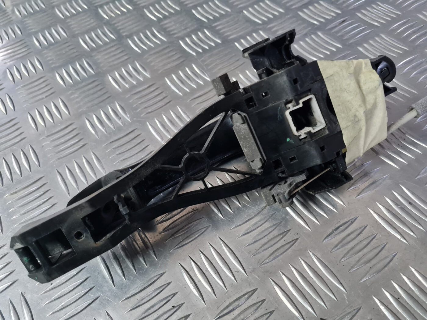 Aizmugurējāis labais durvju rokturis priekš VOLVO XC 60 2009 3 Aizmugurējāis labais durvju rokturis priekš VOLVO XC 60 2009