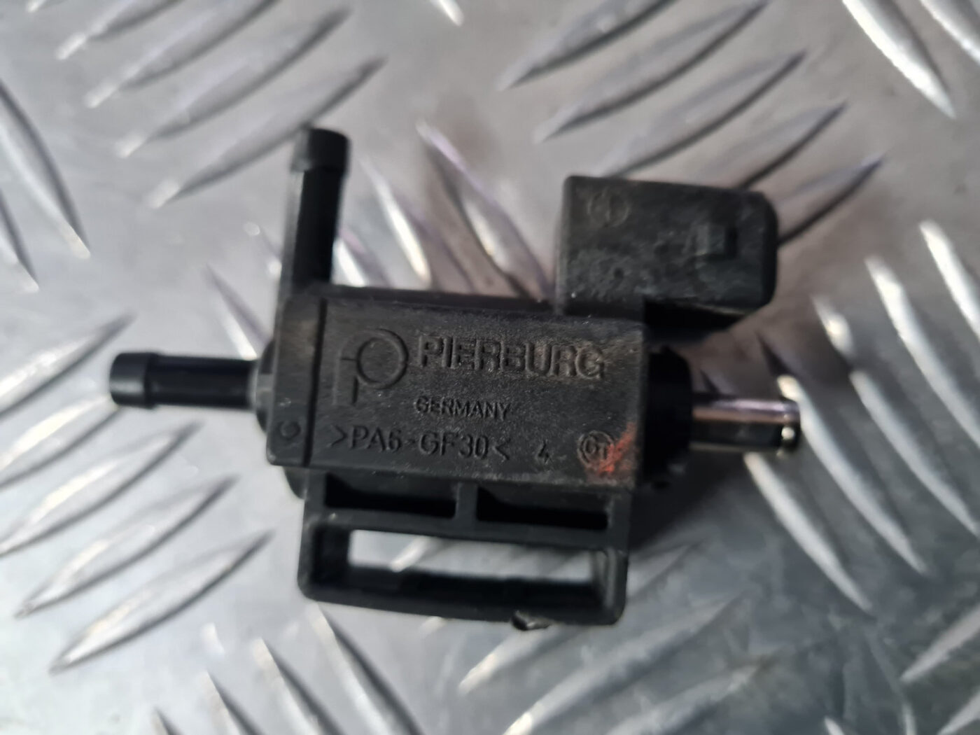 Solenoīda vakuuma vārsts priekš VOLVO XC 60 2009 4 Solenoīda vakuuma vārsts priekš VOLVO XC 60 2009