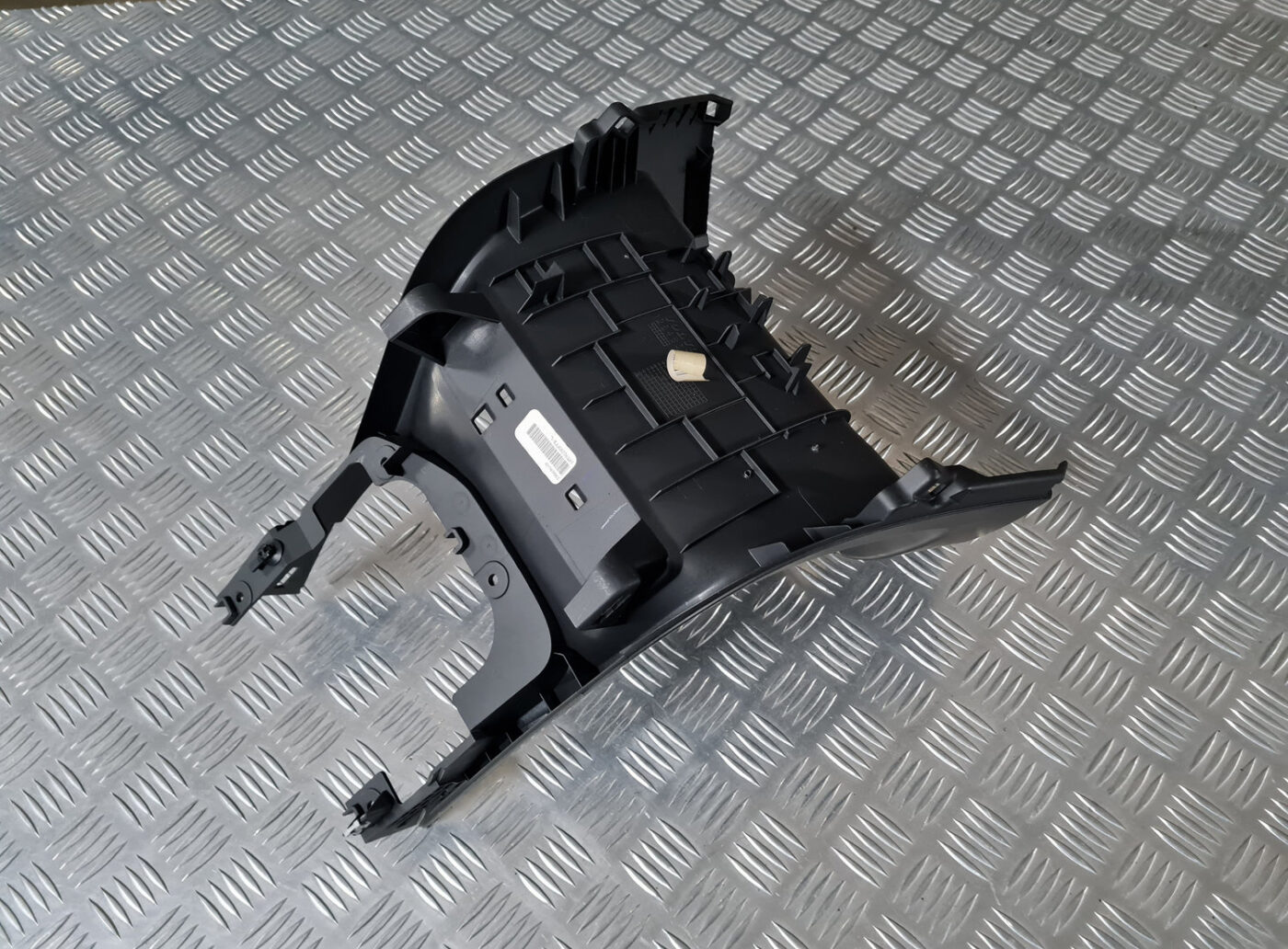 Centrālās konsoles iekšējā plastmasa priekš VOLVO XC 60 2009 8 Centrālās konsoles iekšējā plastmasa priekš VOLVO XC 60 2009