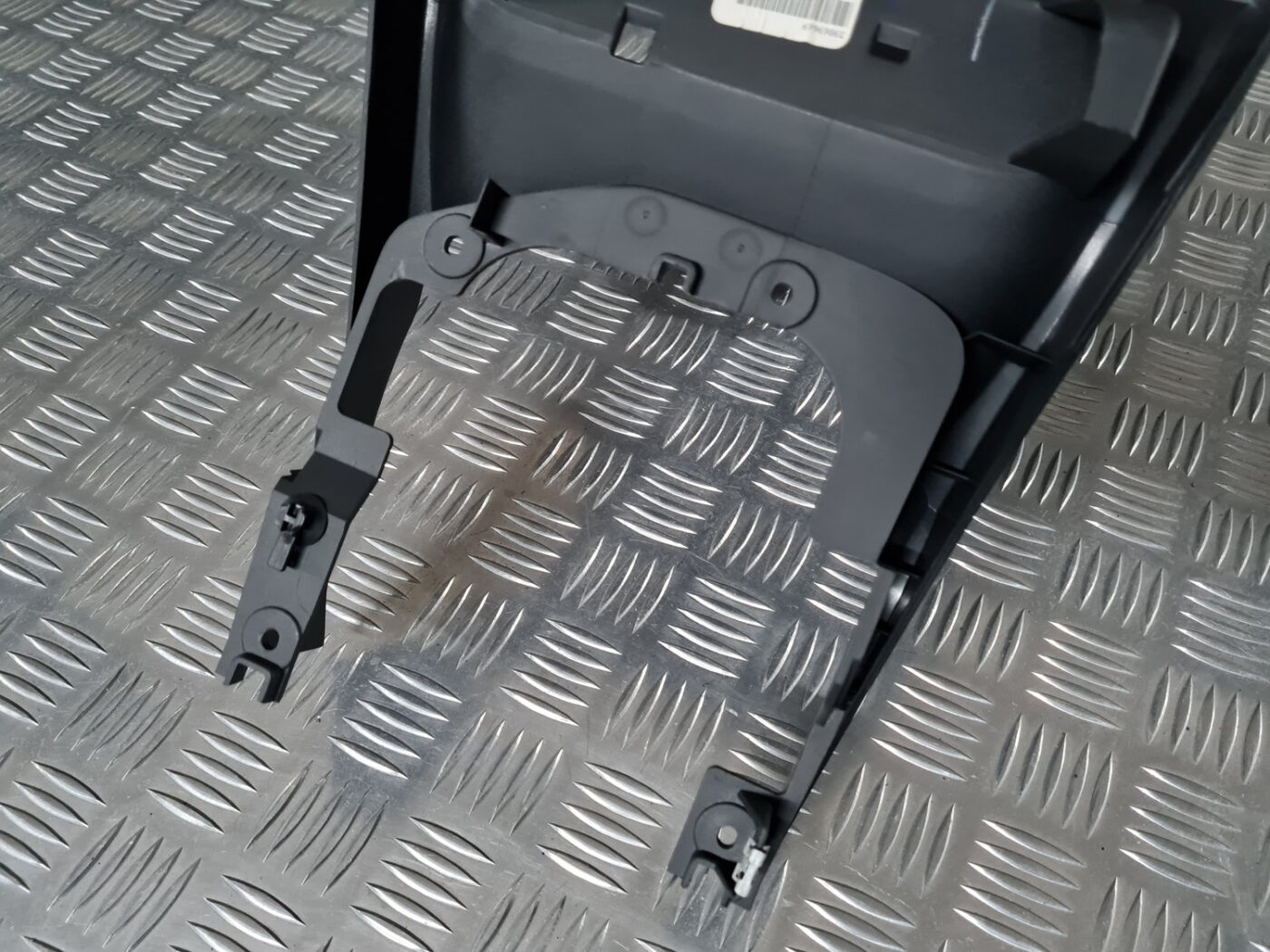 Centrālās konsoles iekšējā plastmasa priekš VOLVO XC 60 2009 7 Centrālās konsoles iekšējā plastmasa priekš VOLVO XC 60 2009