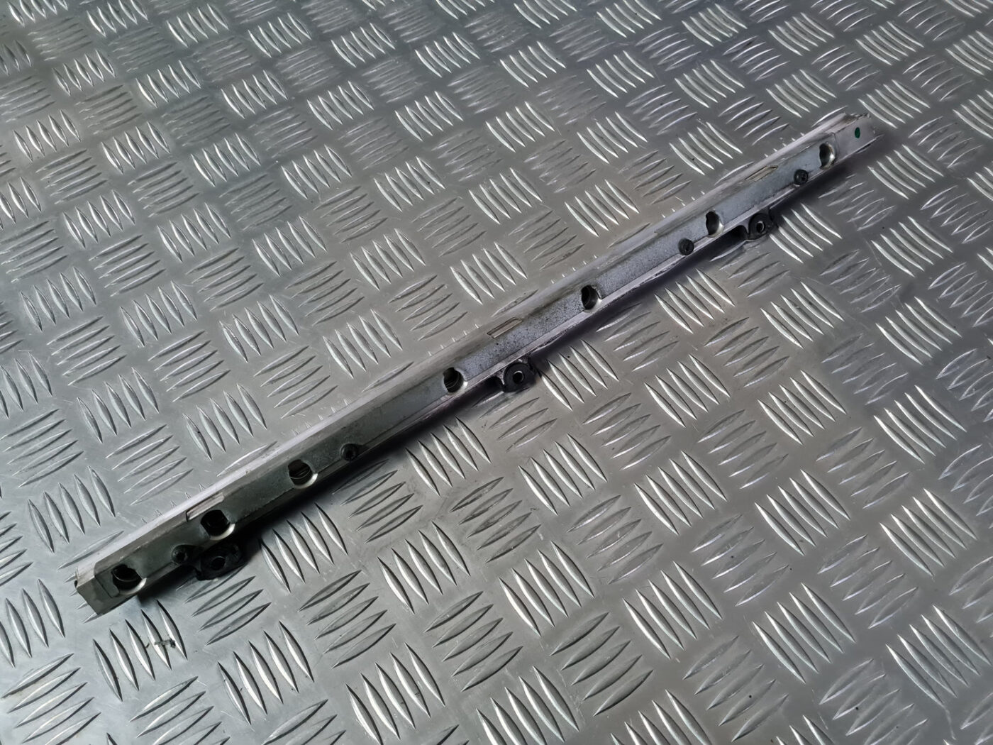 Degvielas sadales caurule priekš VOLVO XC 60 2009