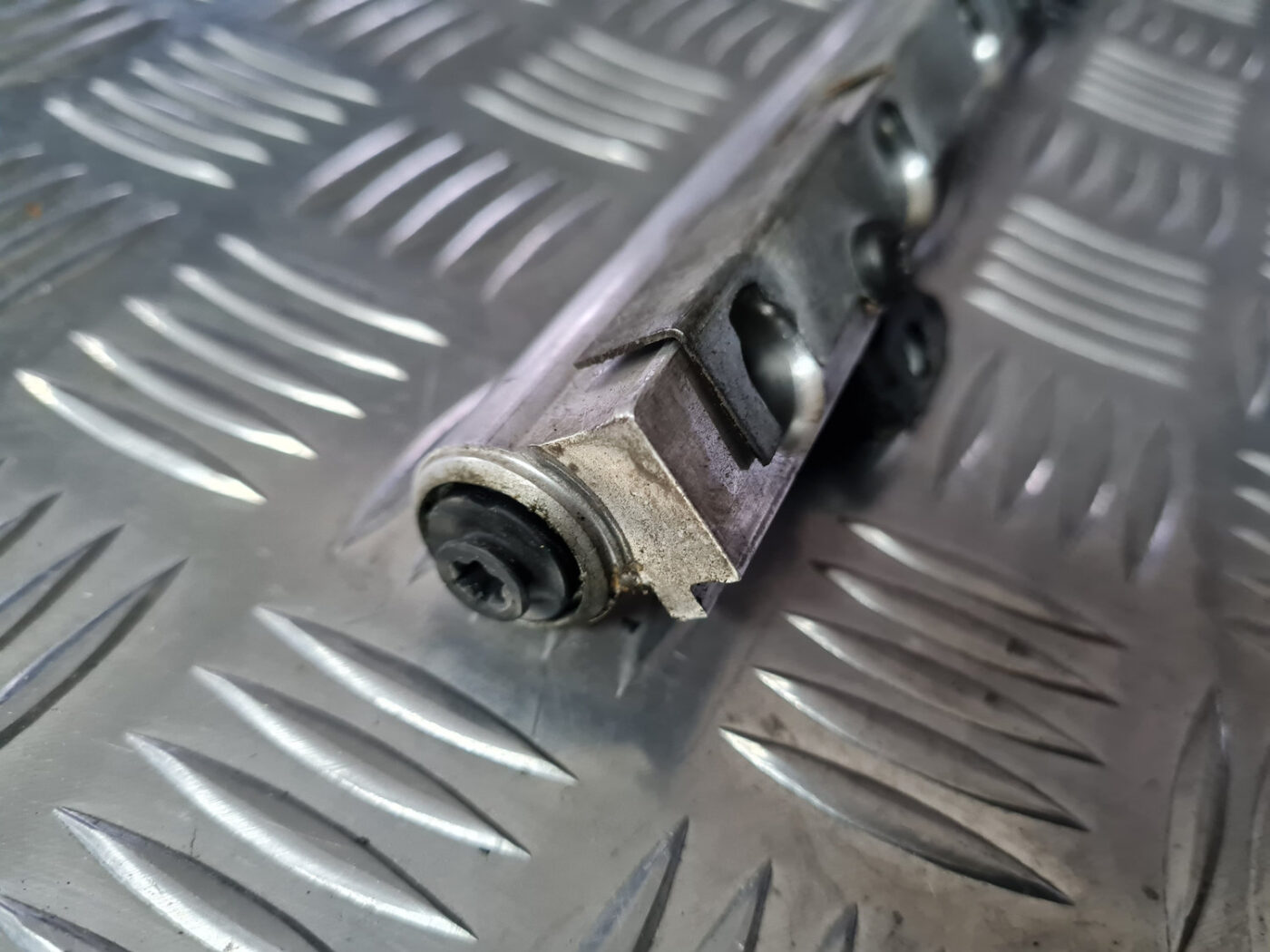 Degvielas sadales caurule priekš VOLVO XC 60 2009