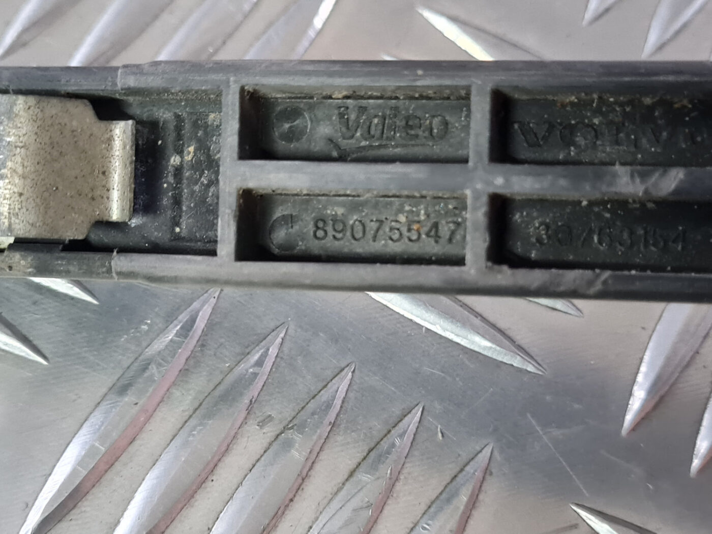 Priekšēja luktura kronšteins priekš VOLVO XC 60 2009 4 Priekšēja luktura kronšteins priekš VOLVO XC 60 2009