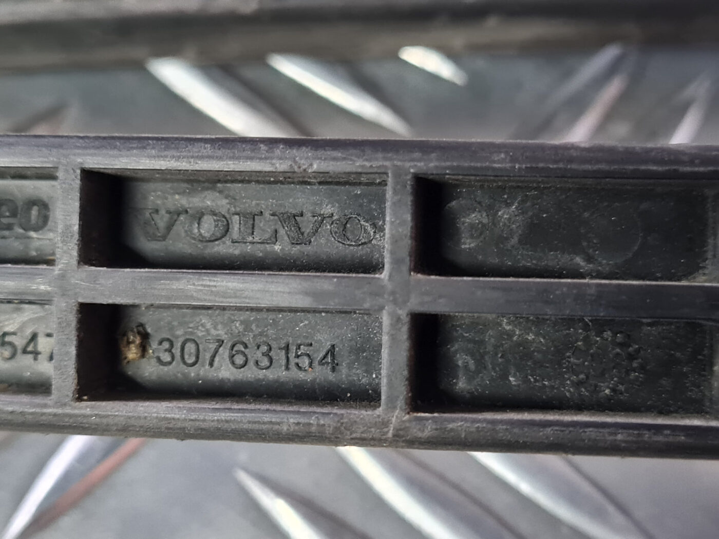 Priekšēja luktura kronšteins priekš VOLVO XC 60 2009 3 Priekšēja luktura kronšteins priekš VOLVO XC 60 2009
