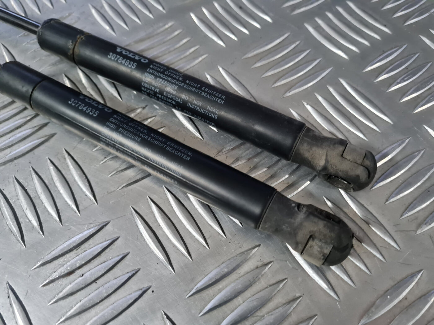 Pārsega amortizators priekš VOLVO XC 60 2009 2 Pārsega amortizators priekš VOLVO XC 60 2009