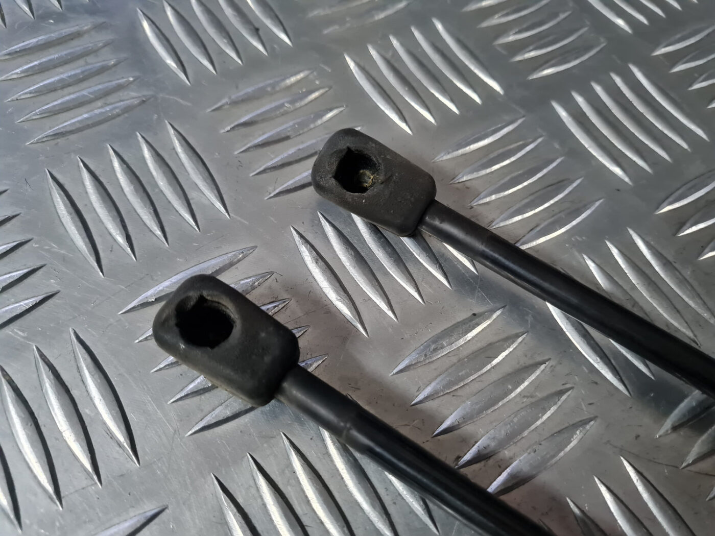 Pārsega amortizators priekš VOLVO XC 60 2009 6 Pārsega amortizators priekš VOLVO XC 60 2009