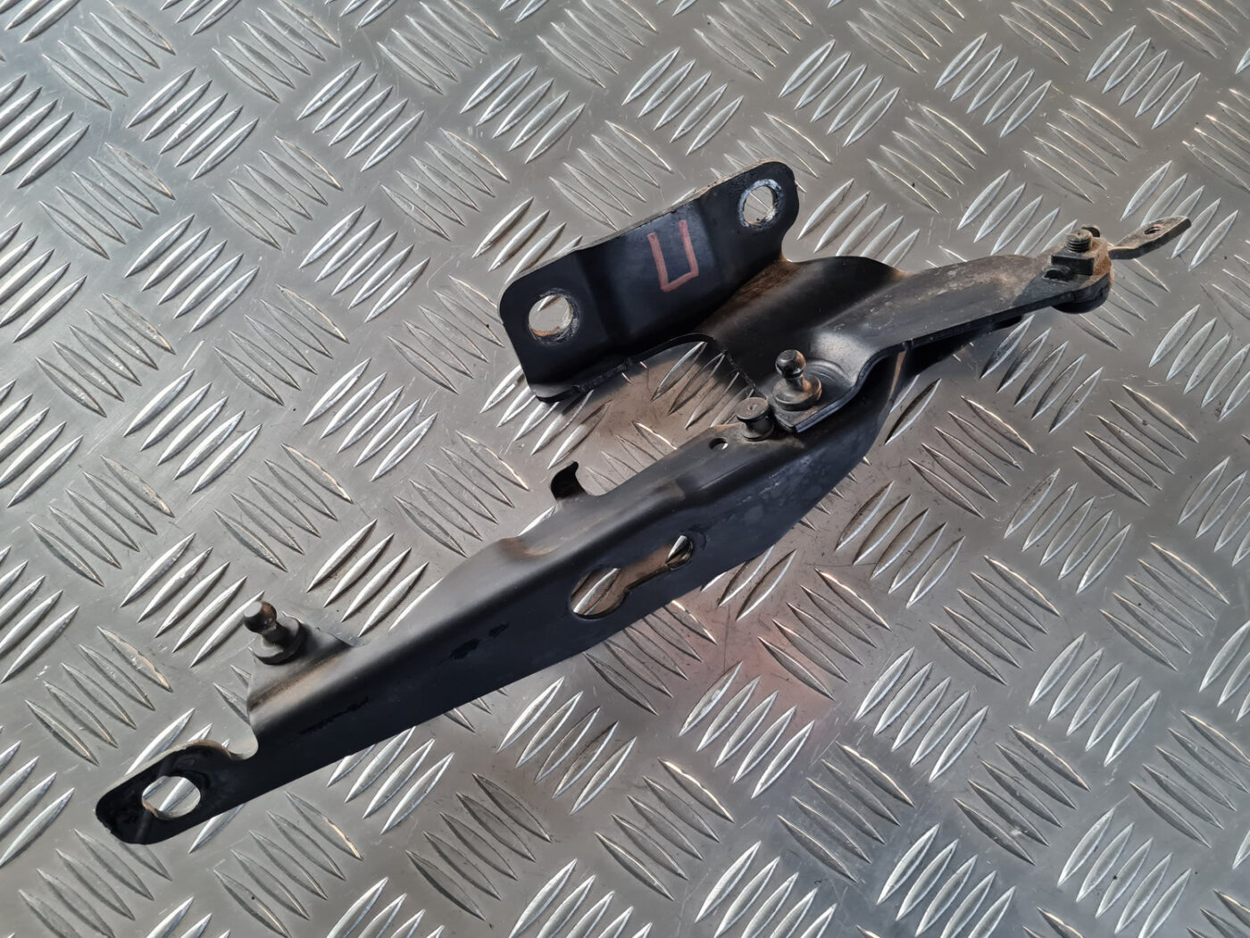 Pārsega eņģe, pa labi priekš VOLVO XC 60 2009 2 Pārsega eņģe, pa labi priekš VOLVO XC 60 2009