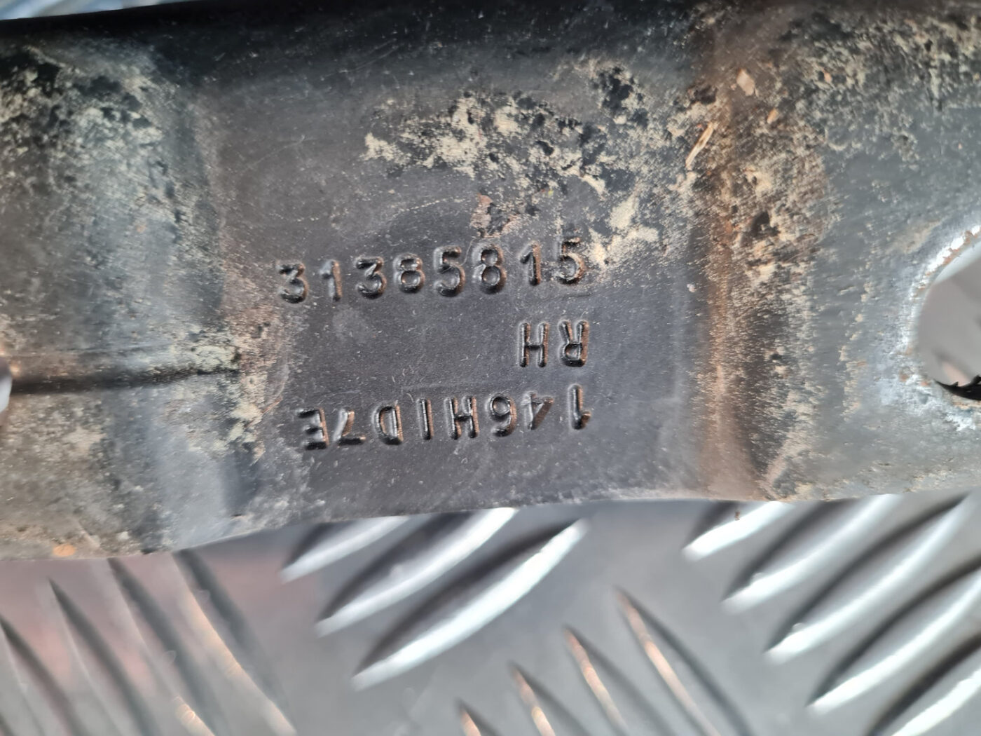 Pārsega eņģe, pa labi priekš VOLVO XC 60 2009 3 Pārsega eņģe, pa labi priekš VOLVO XC 60 2009