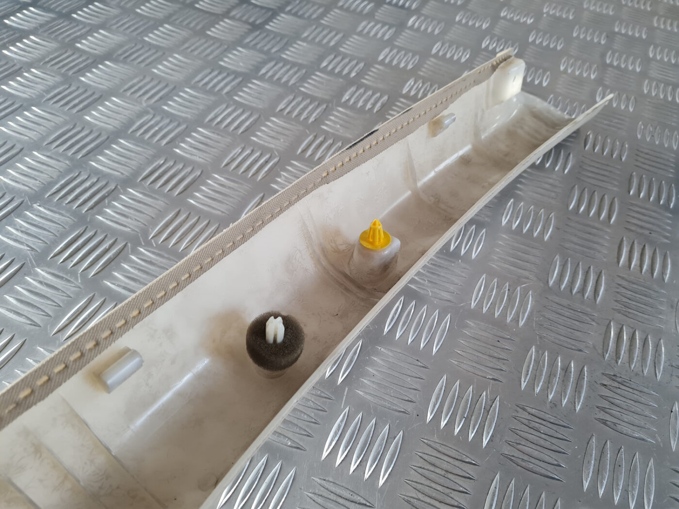 Priekšējas salona statnes apdare priekš VOLVO XC 60 2009 4 Priekšējas salona statnes apdare priekš VOLVO XC 60 2009