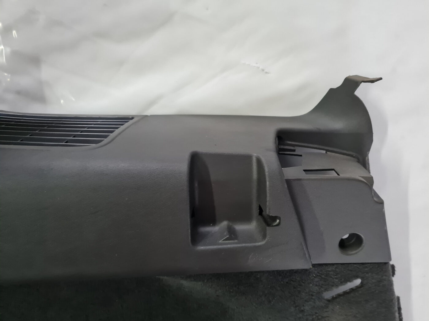 Bagāžnieka nodalījuma sānu apdare priekš VOLVO XC 60 2009