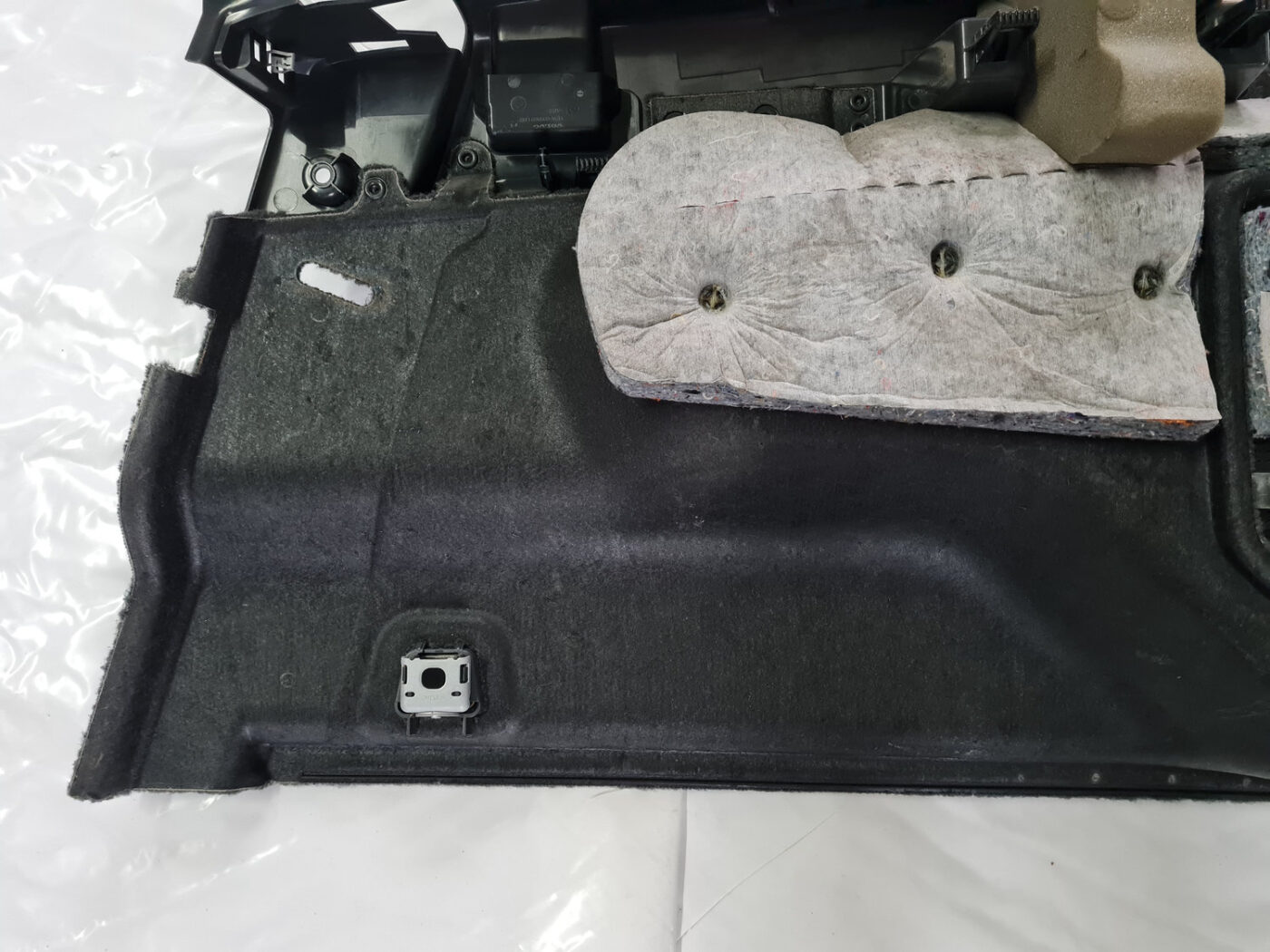 Bagāžnieka nodalījuma sānu apdare priekš VOLVO XC 60 2009