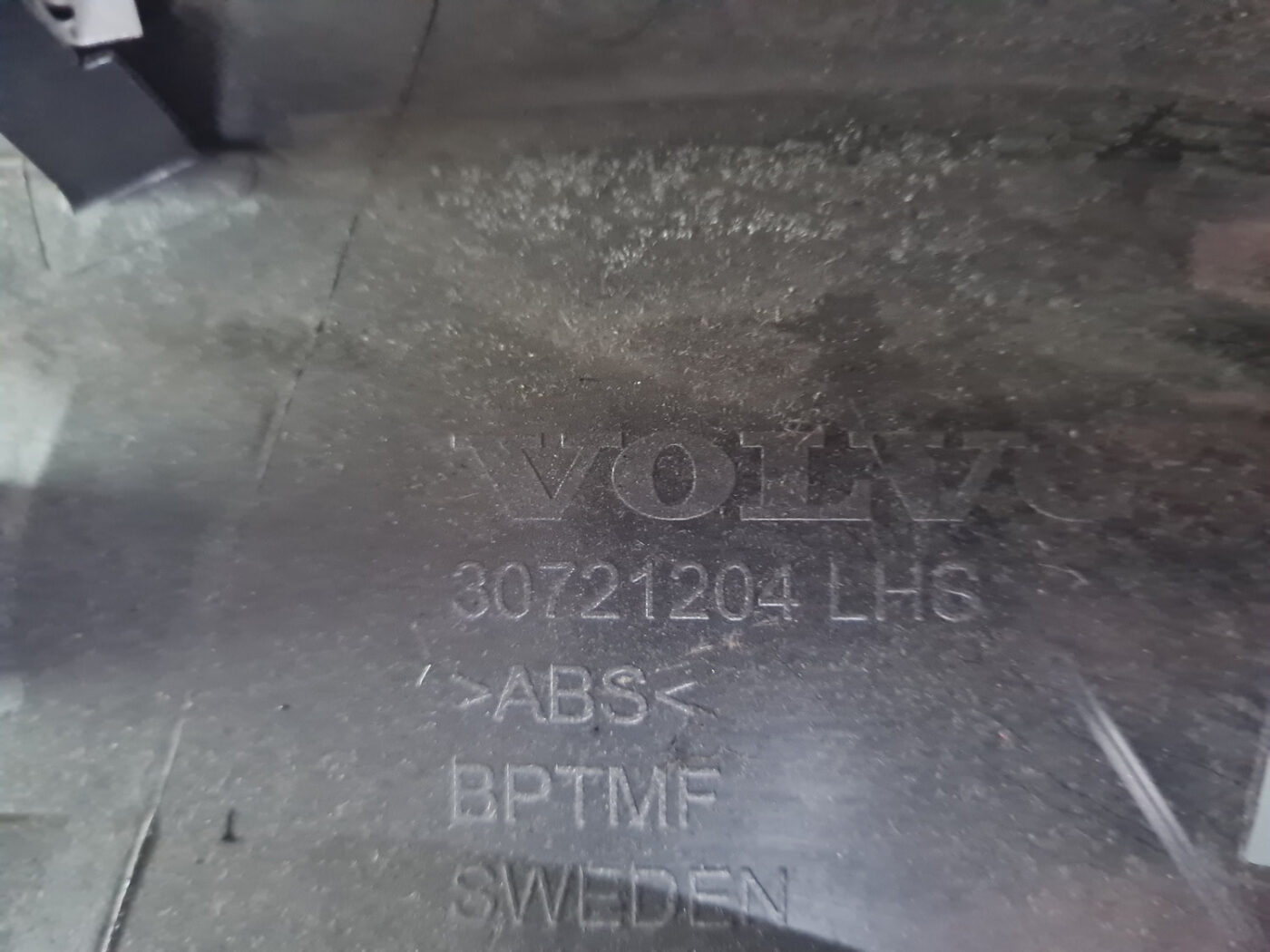 Bagāžnieka nodalījuma sānu apdare priekš VOLVO XC 60 2009