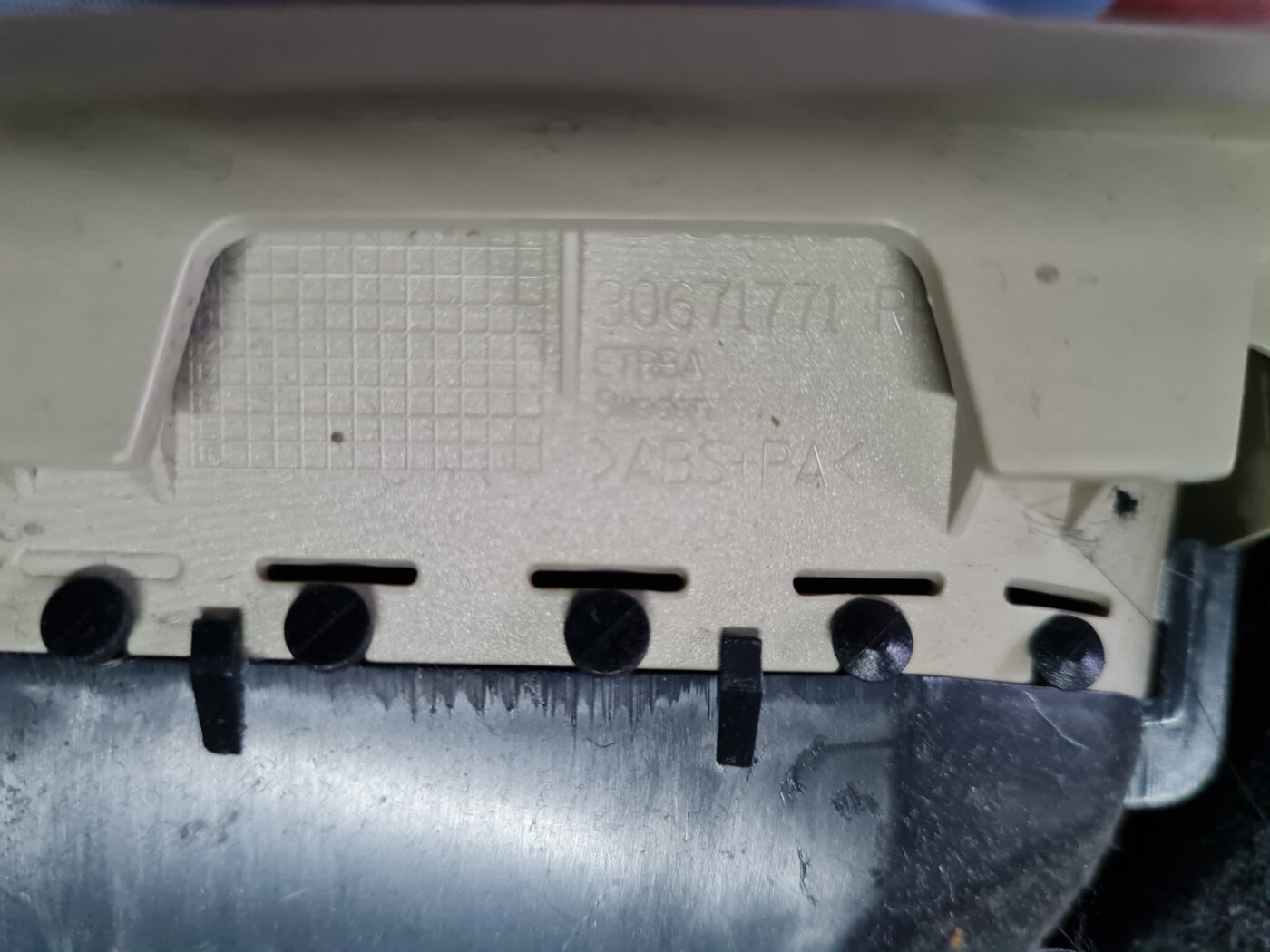 Vidējas salona statnes apdare priekš VOLVO XC 60 2009 4 Vidējas salona statnes apdare priekš VOLVO XC 60 2009