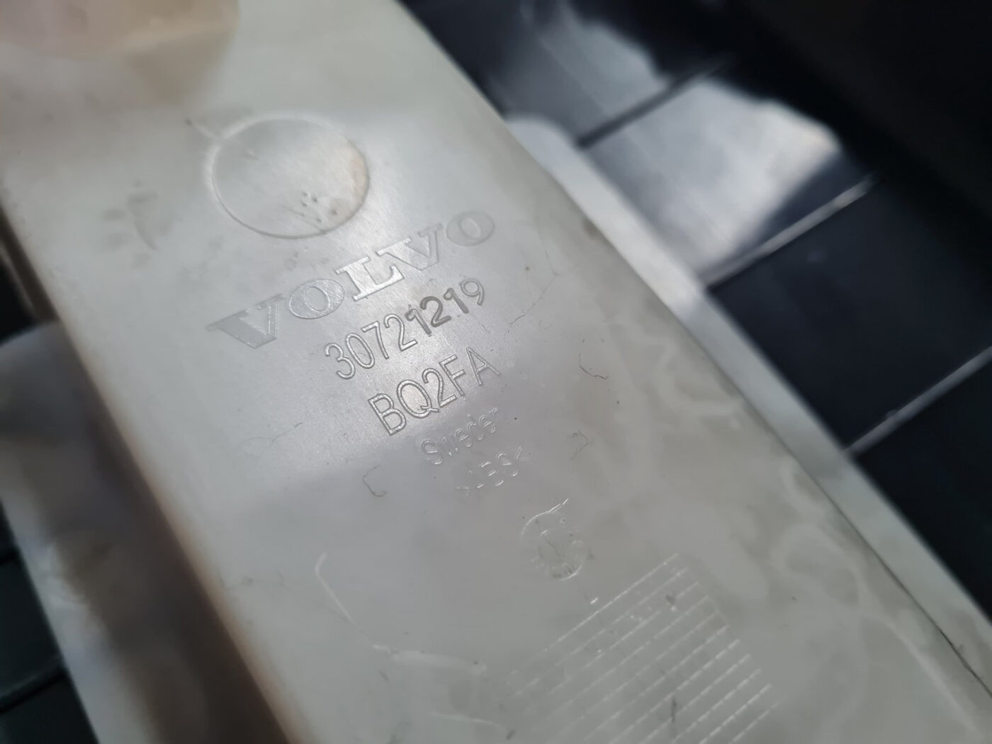 Vidējas salona statnes apdare priekš VOLVO XC 60 2009 3 Vidējas salona statnes apdare priekš VOLVO XC 60 2009