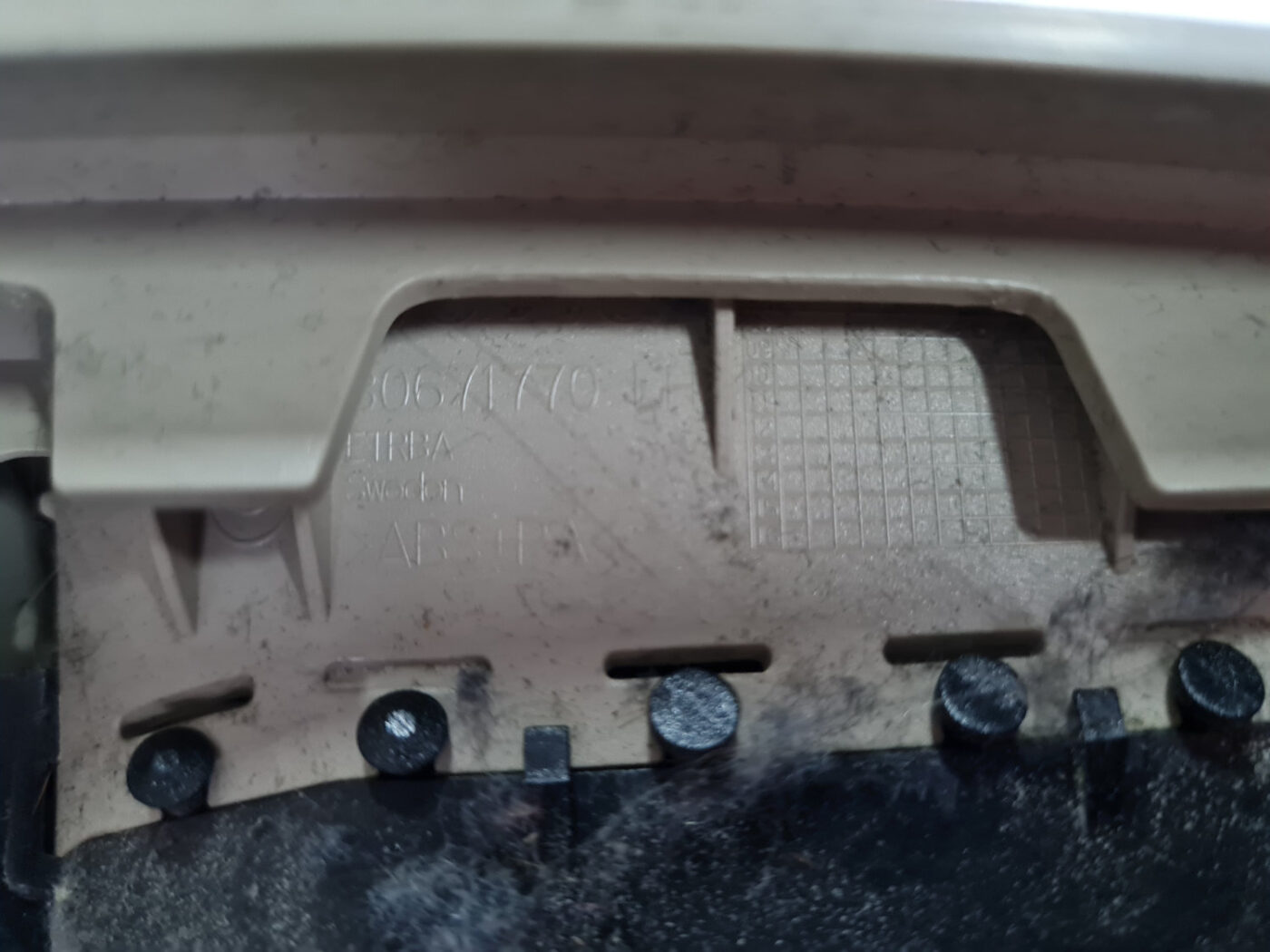 Vidējas salona statnes apdare priekš VOLVO XC 60 2009 3 Vidējas salona statnes apdare priekš VOLVO XC 60 2009