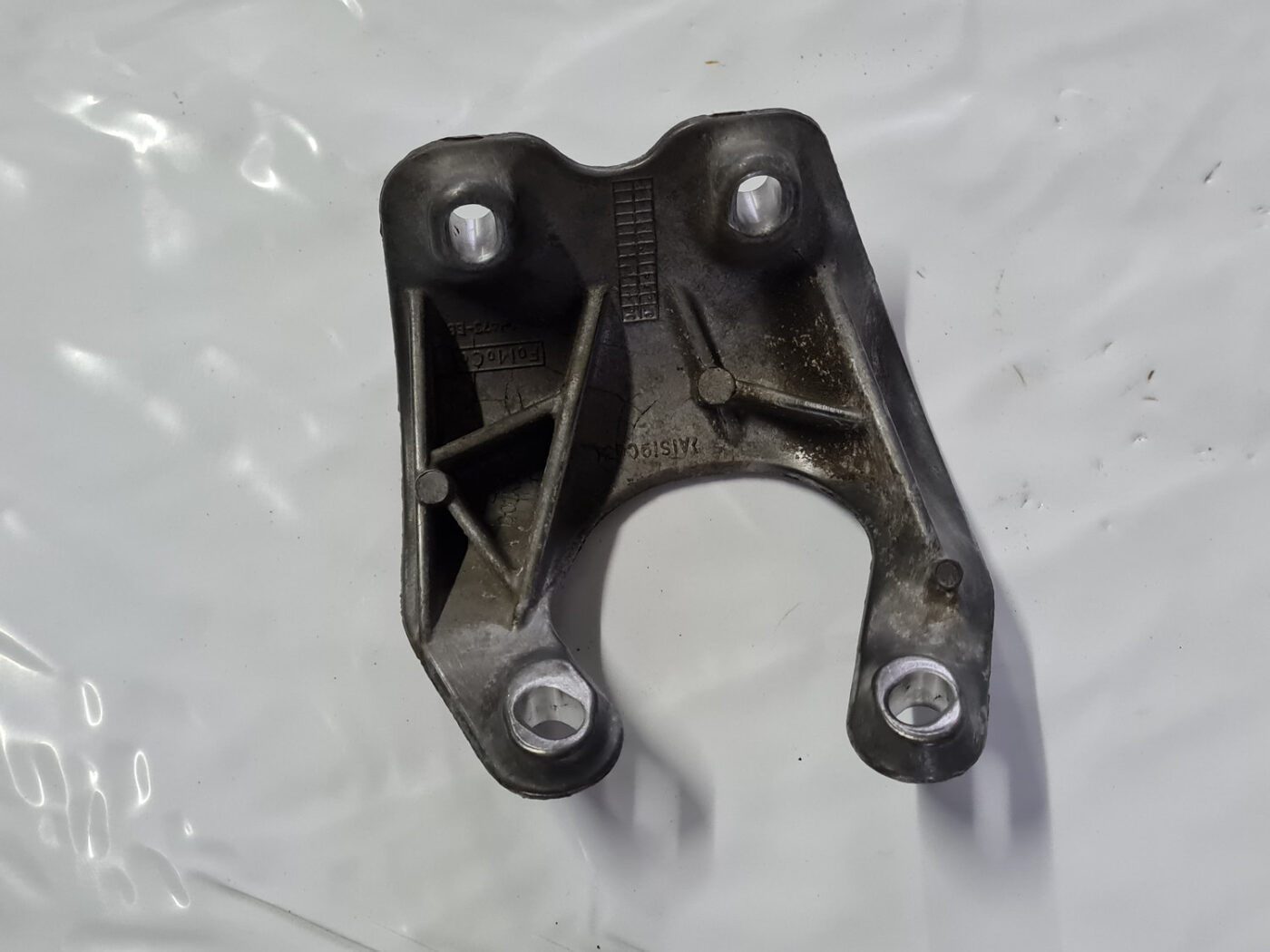 Pārnesumkārbas kronšteins priekš VOLVO XC 60 2009