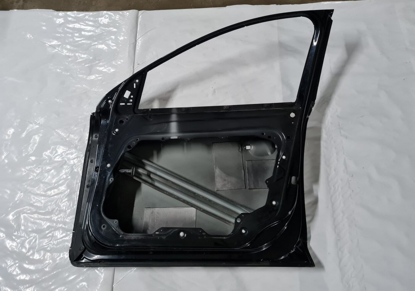 Priekšējās labās durvis priekš VOLVO XC 60 2009 10 Priekšējās labās durvis priekš VOLVO XC 60 2009