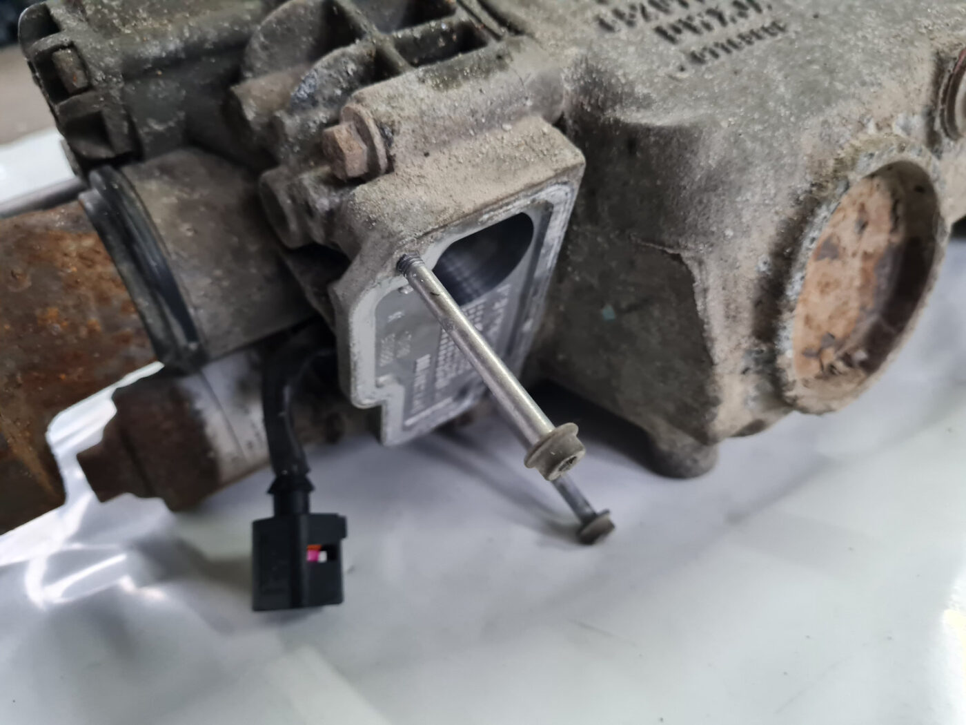 Aizmugurējais reduktors priekš VOLVO XC 60 2009 8 Aizmugurējais reduktors priekš VOLVO XC 60 2009