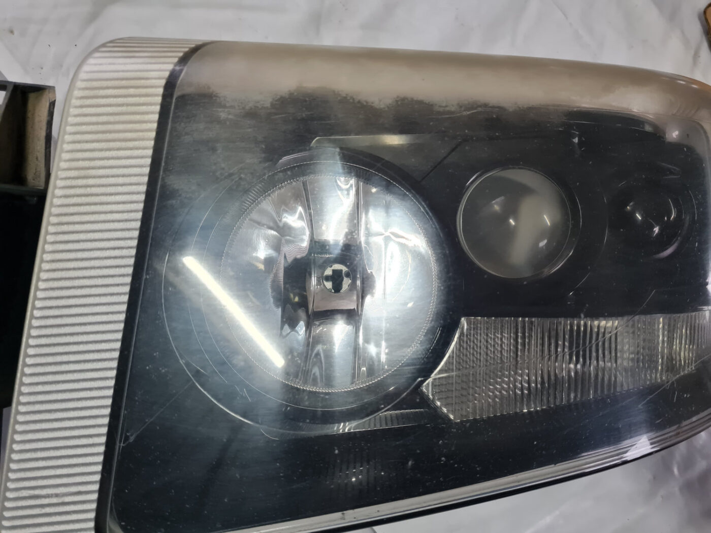 Priekšējais kreisais lukturis priekš RENAULT TRUCK 2004 16 Priekšējais kreisais lukturis priekš RENAULT TRUCK 2004