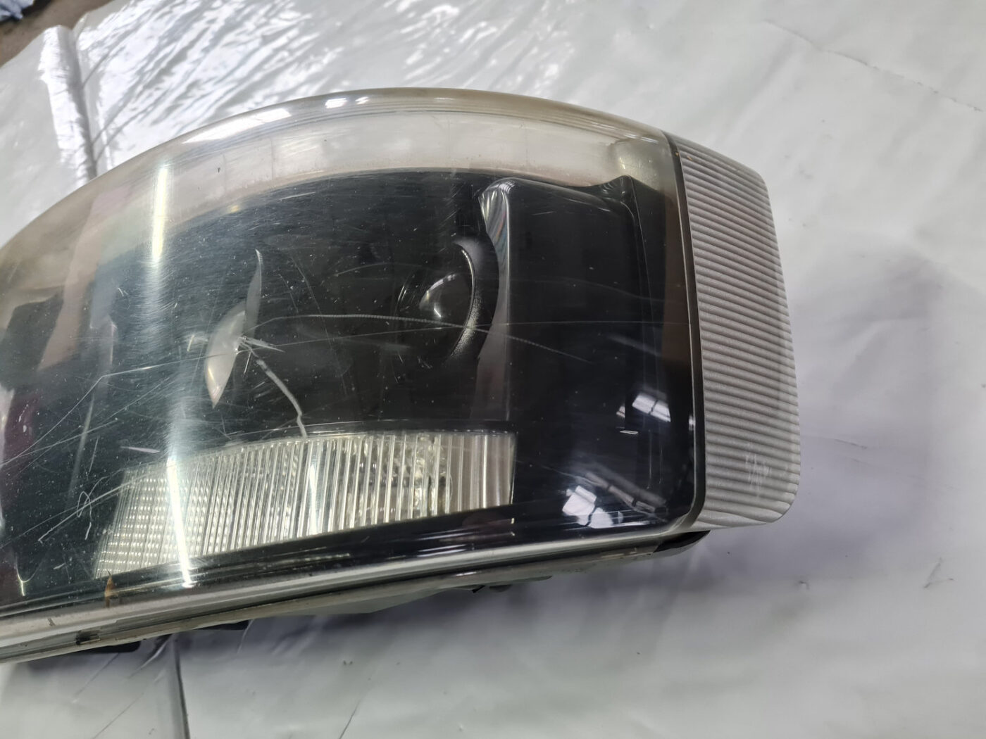 Priekšējais kreisais lukturis priekš RENAULT TRUCK 2004 13 Priekšējais kreisais lukturis priekš RENAULT TRUCK 2004