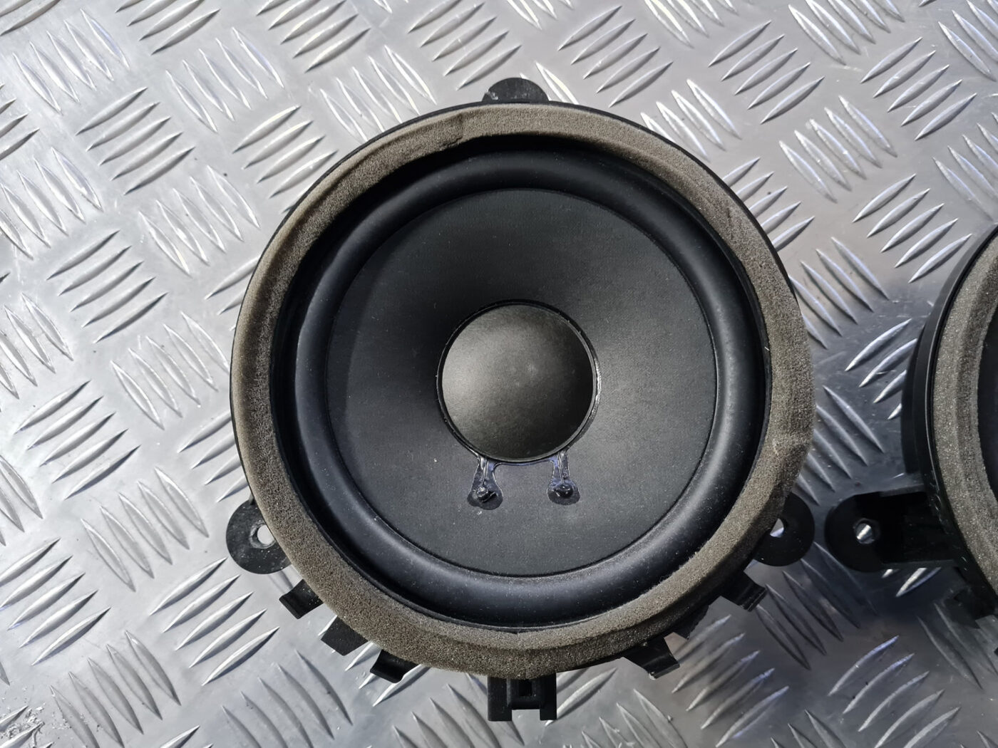 Durvju skaļrunis, apakšā priekš VOLVO C30 2009 2 Durvju skaļrunis, apakšā priekš VOLVO C30 2009