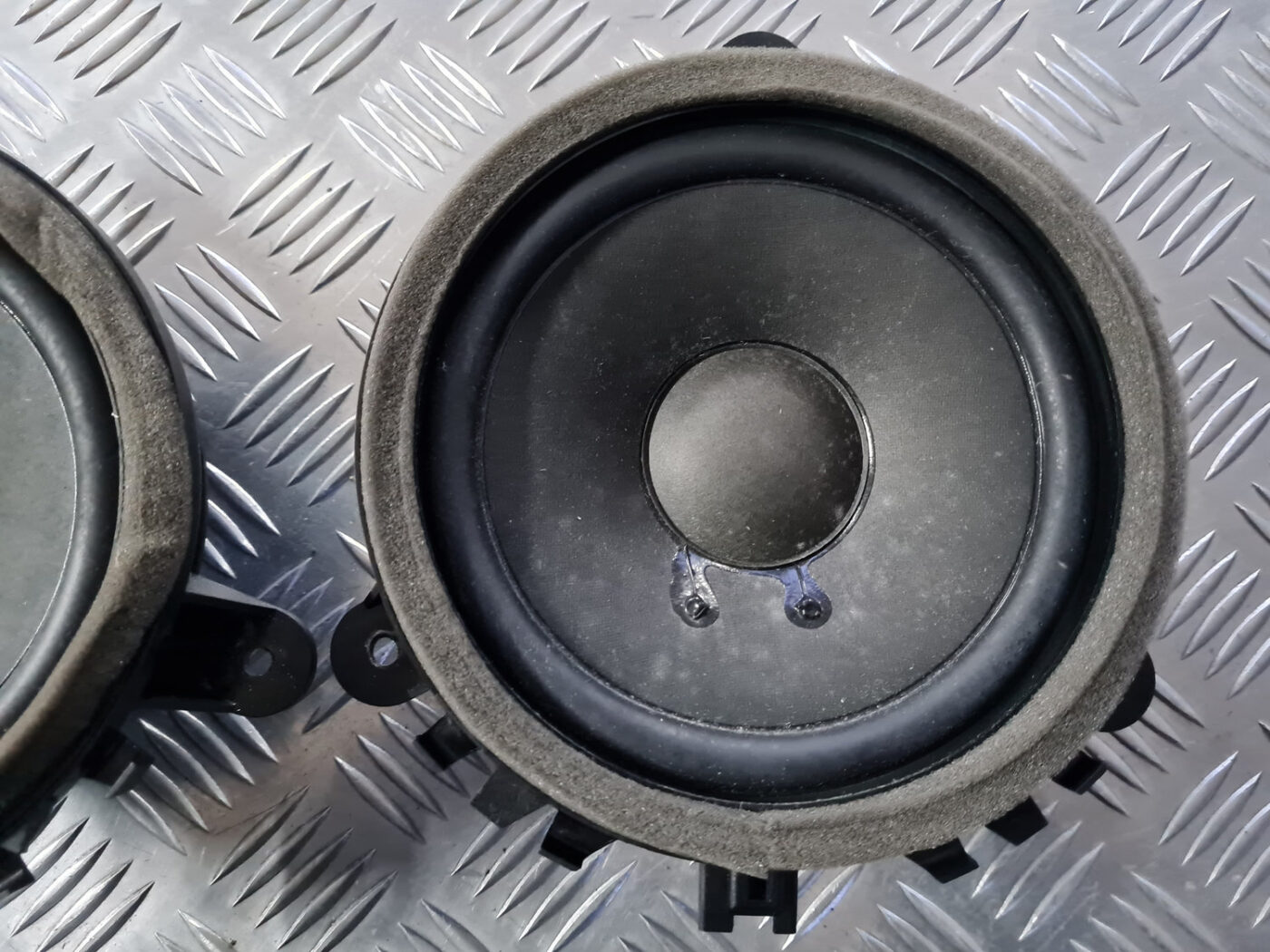 Durvju skaļrunis, apakšā priekš VOLVO C30 2009 6 Durvju skaļrunis, apakšā priekš VOLVO C30 2009