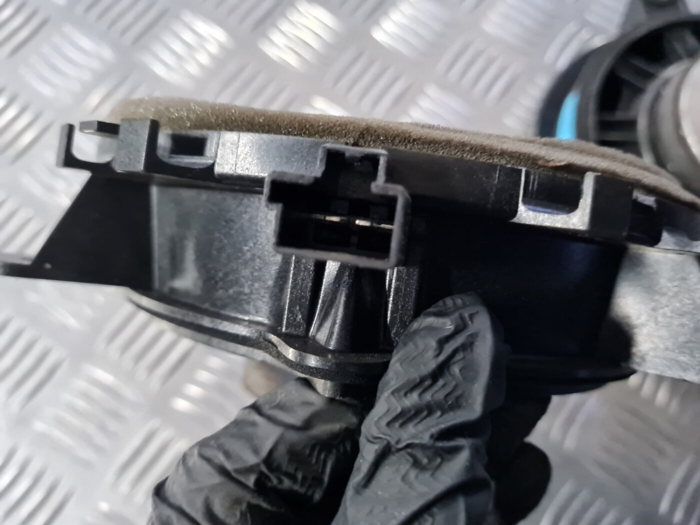 Durvju skaļrunis, apakšā priekš VOLVO C30 2009 4 Durvju skaļrunis, apakšā priekš VOLVO C30 2009