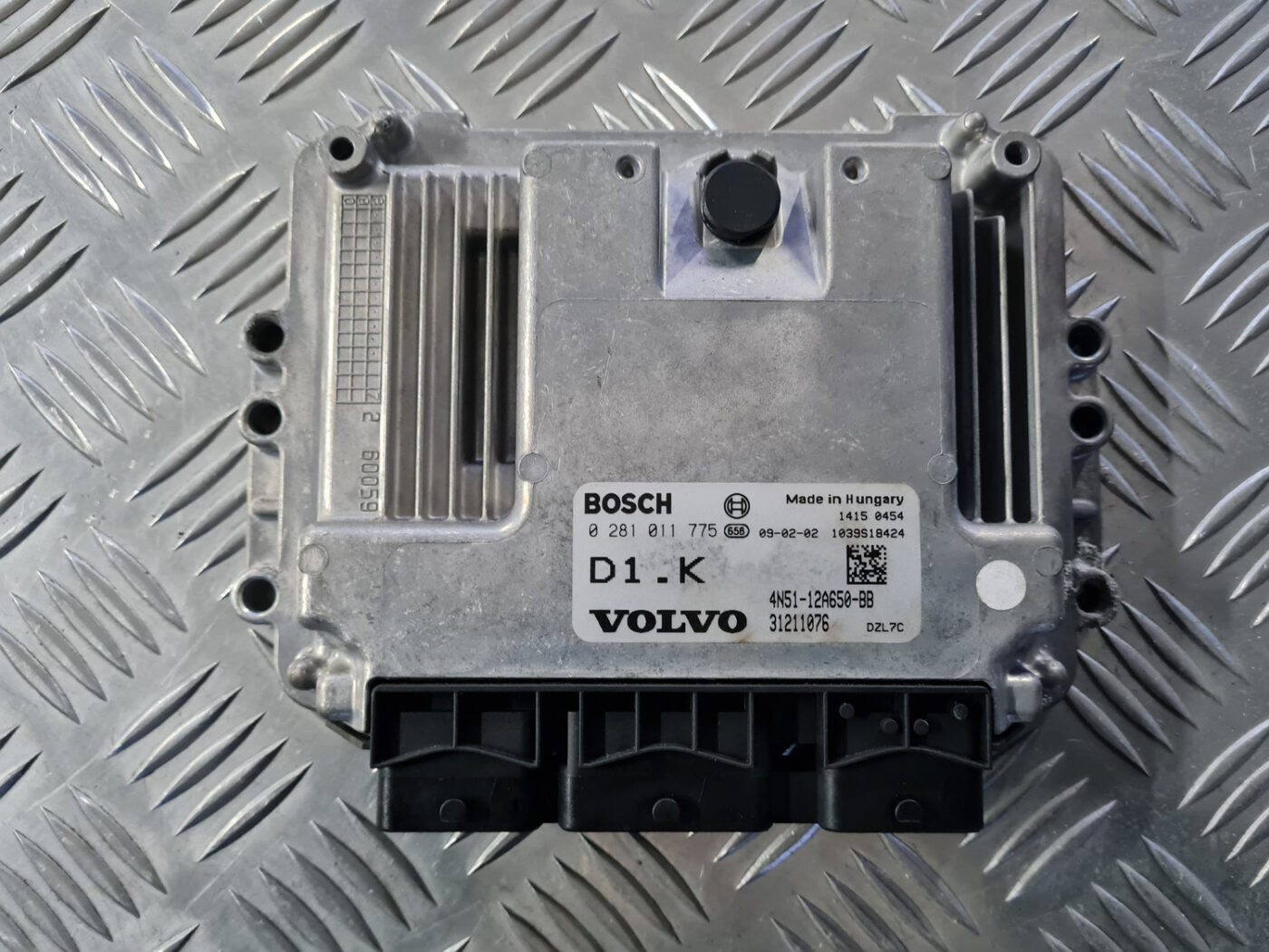 Dzinēja vadības bloks priekš VOLVO C30 2009 2 Dzinēja vadības bloks priekš VOLVO C30 2009