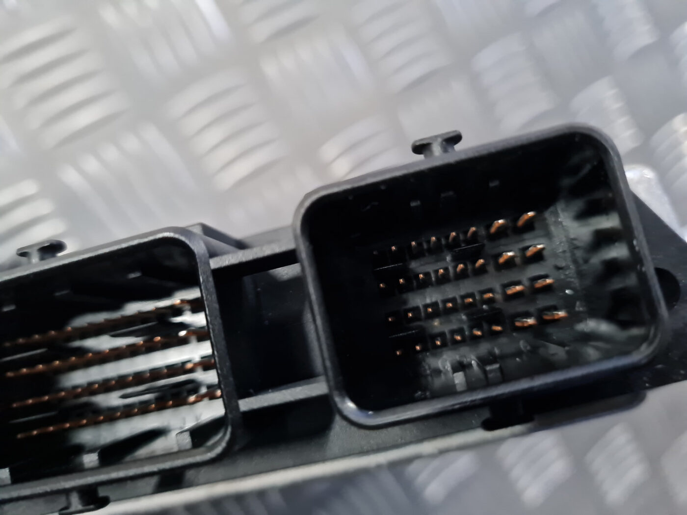 Dzinēja vadības bloks priekš VOLVO C30 2009 4 Dzinēja vadības bloks priekš VOLVO C30 2009