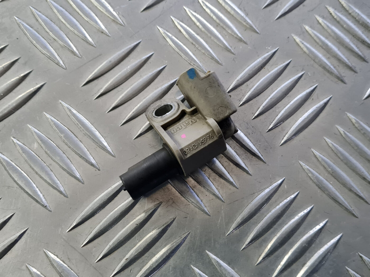 Sadales vārpstas devējs priekš VOLVO C30 2009 2 Sadales vārpstas devējs priekš VOLVO C30 2009