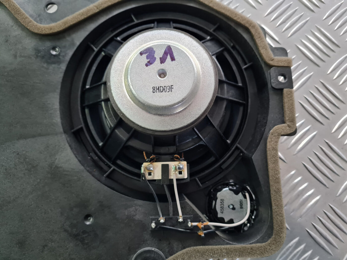 Durvju skaļrunis, apakšā priekš VOLVO C30 2009 4 Durvju skaļrunis, apakšā priekš VOLVO C30 2009