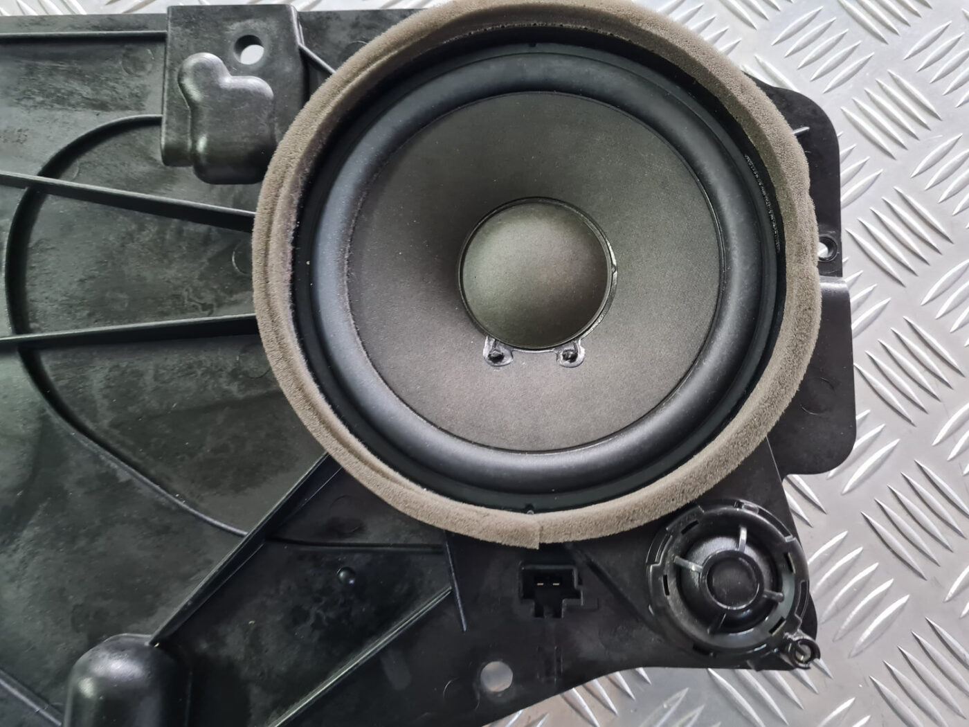 Durvju skaļrunis, apakšā priekš VOLVO C30 2009 2 Durvju skaļrunis, apakšā priekš VOLVO C30 2009