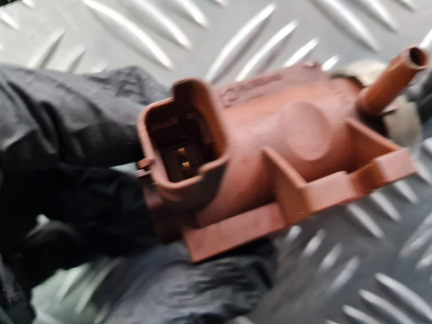 Solenoīda vakuuma vārsts priekš VOLVO C30 2009 3 Solenoīda vakuuma vārsts priekš VOLVO C30 2009