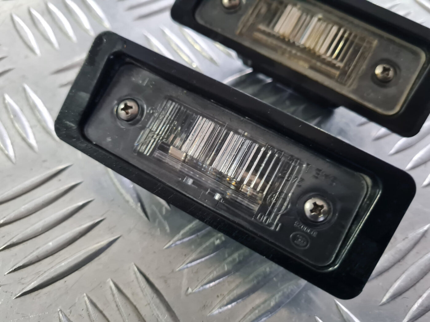 Numura zīmes apgaismojums priekš VOLVO C30 2009 2 Numura zīmes apgaismojums priekš VOLVO C30 2009