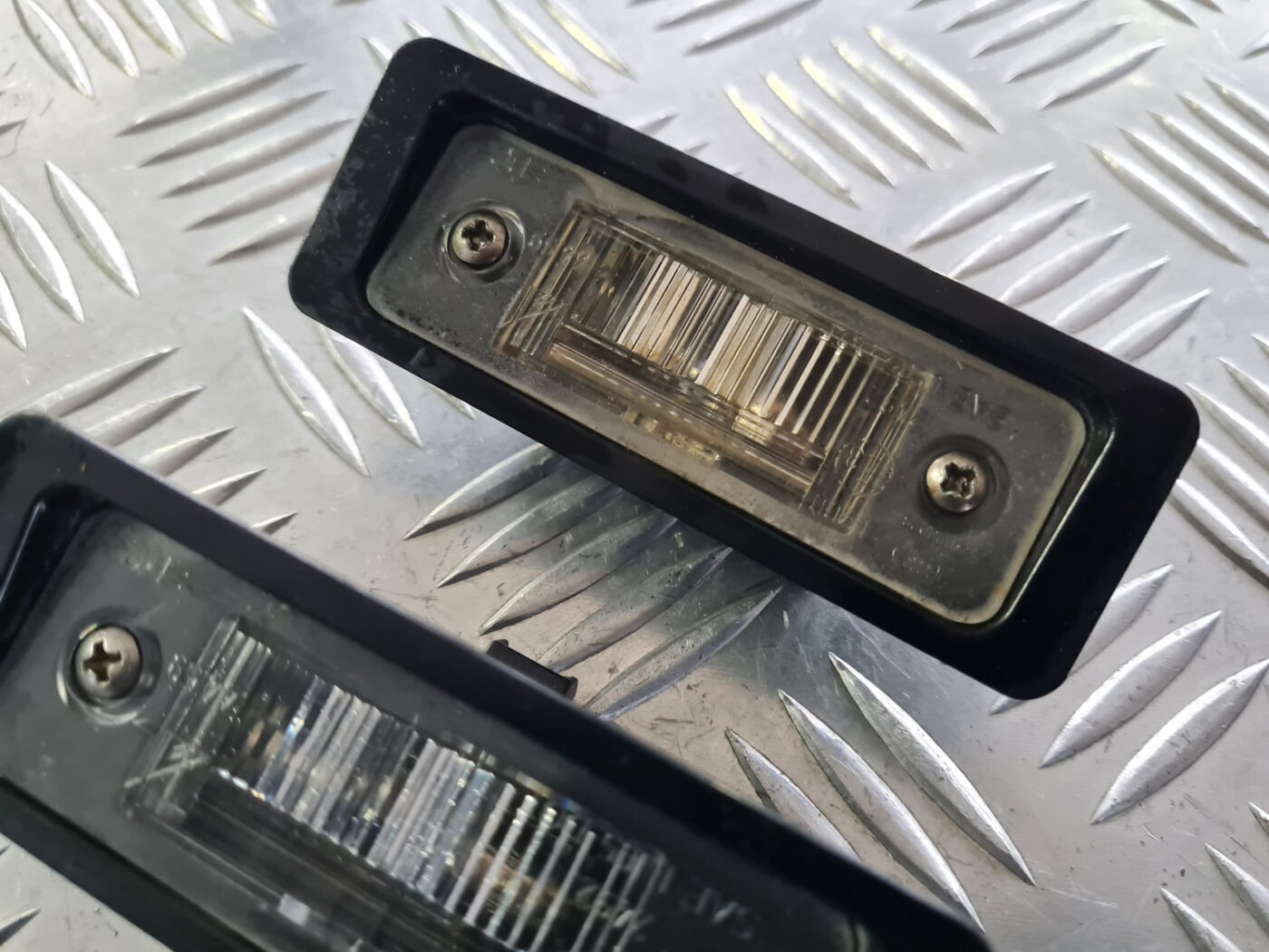 Numura zīmes apgaismojums priekš VOLVO C30 2009 6 Numura zīmes apgaismojums priekš VOLVO C30 2009