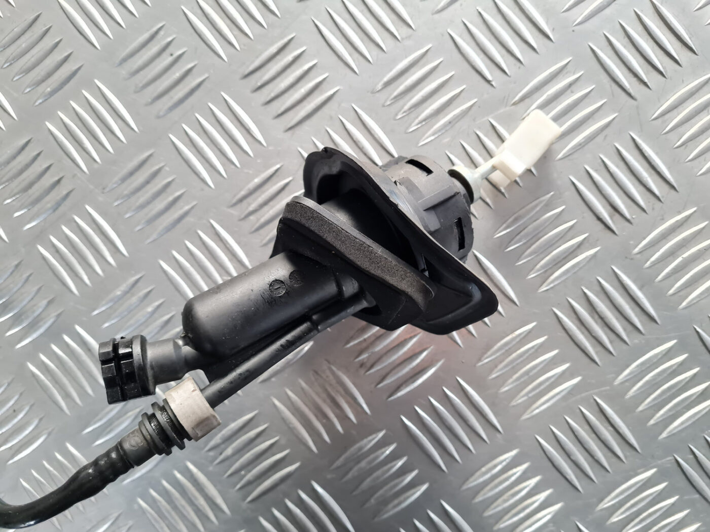 Sajūga galvenais cilindrs priekš VOLVO C30 2009 2 Sajūga galvenais cilindrs priekš VOLVO C30 2009