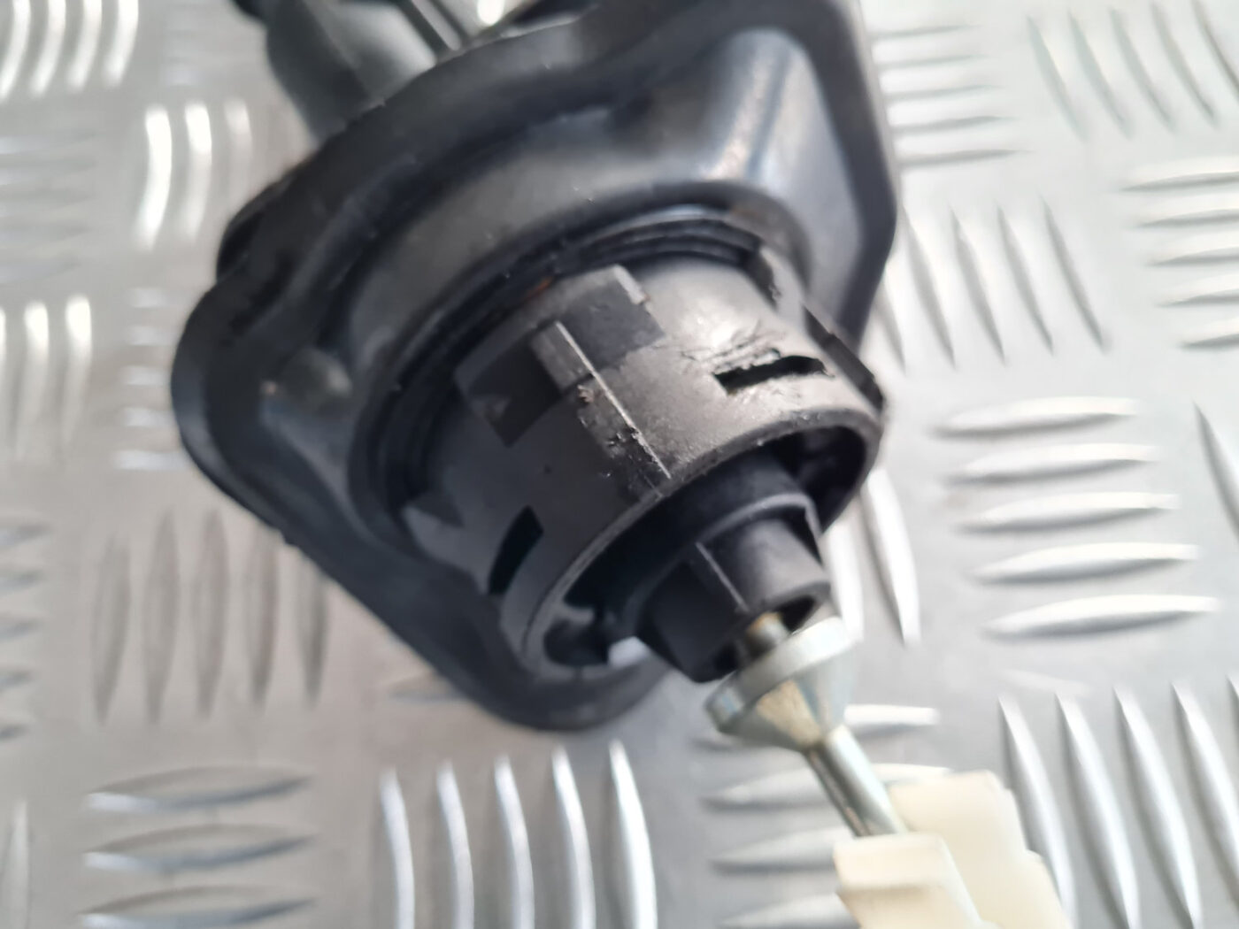 Sajūga galvenais cilindrs priekš VOLVO C30 2009 4 Sajūga galvenais cilindrs priekš VOLVO C30 2009